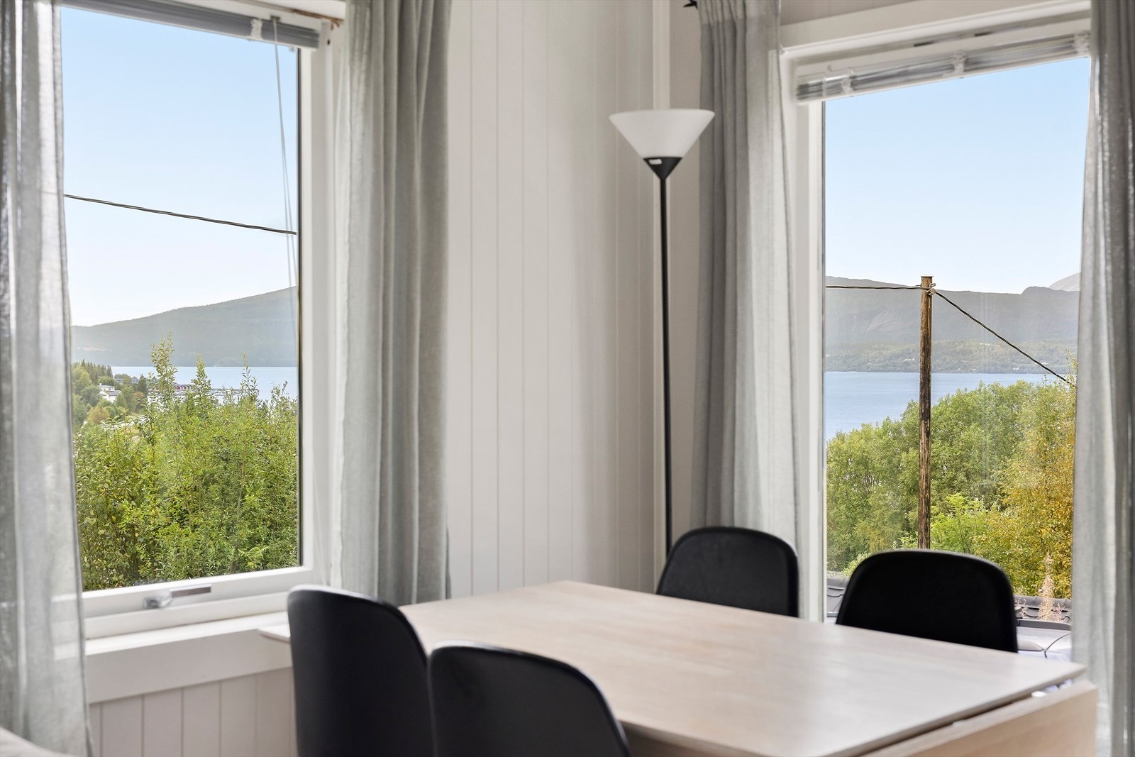 Med vindu på begge hjørner får man bred utsikt fra stuen. Galleribilde