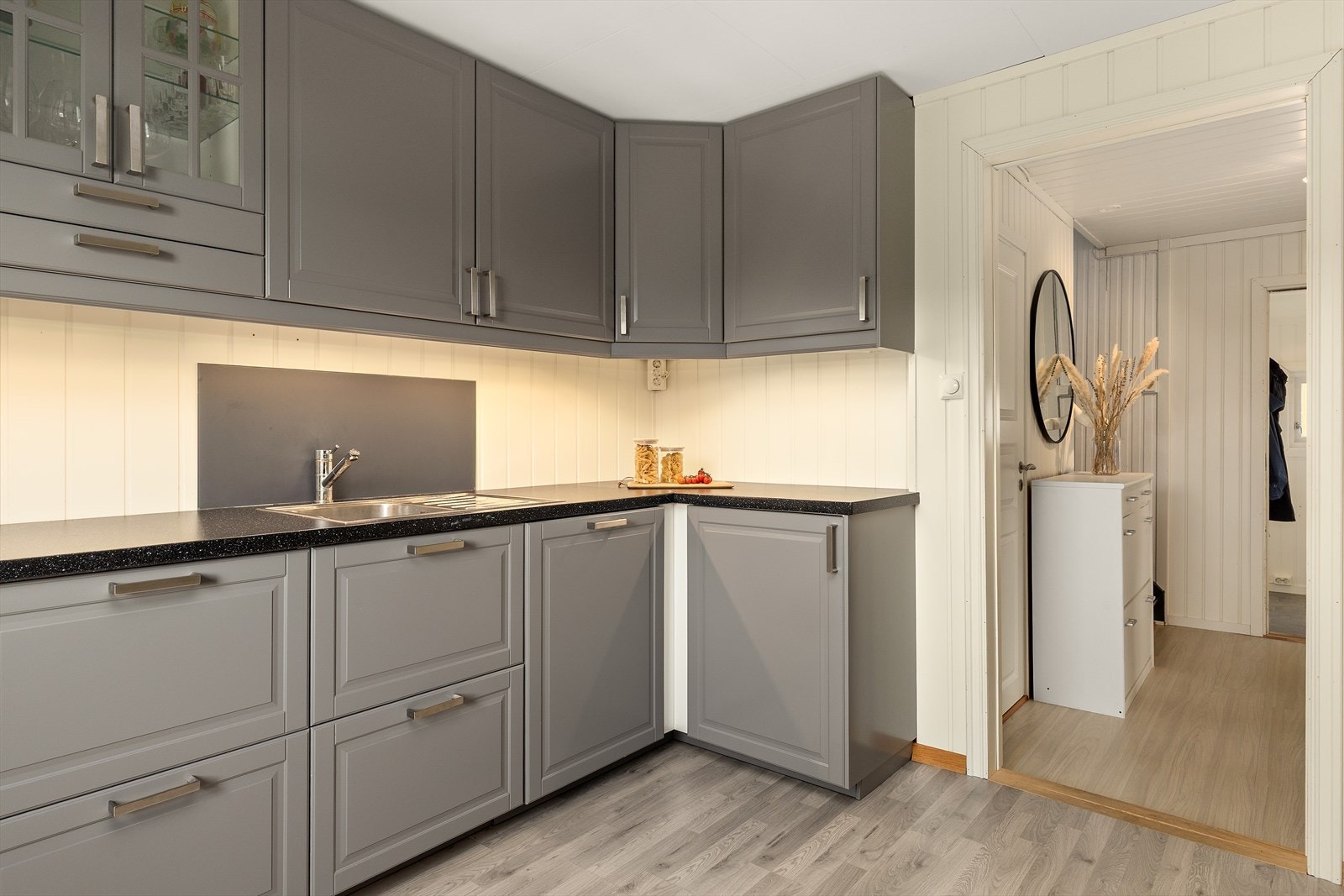 Integrerte hvitevarer medfølger og er som følger: Kombinert kjøl-/fryseskap, stekeovn, micro, oppvaskmaskin og induksjonstopp. Galleribilde