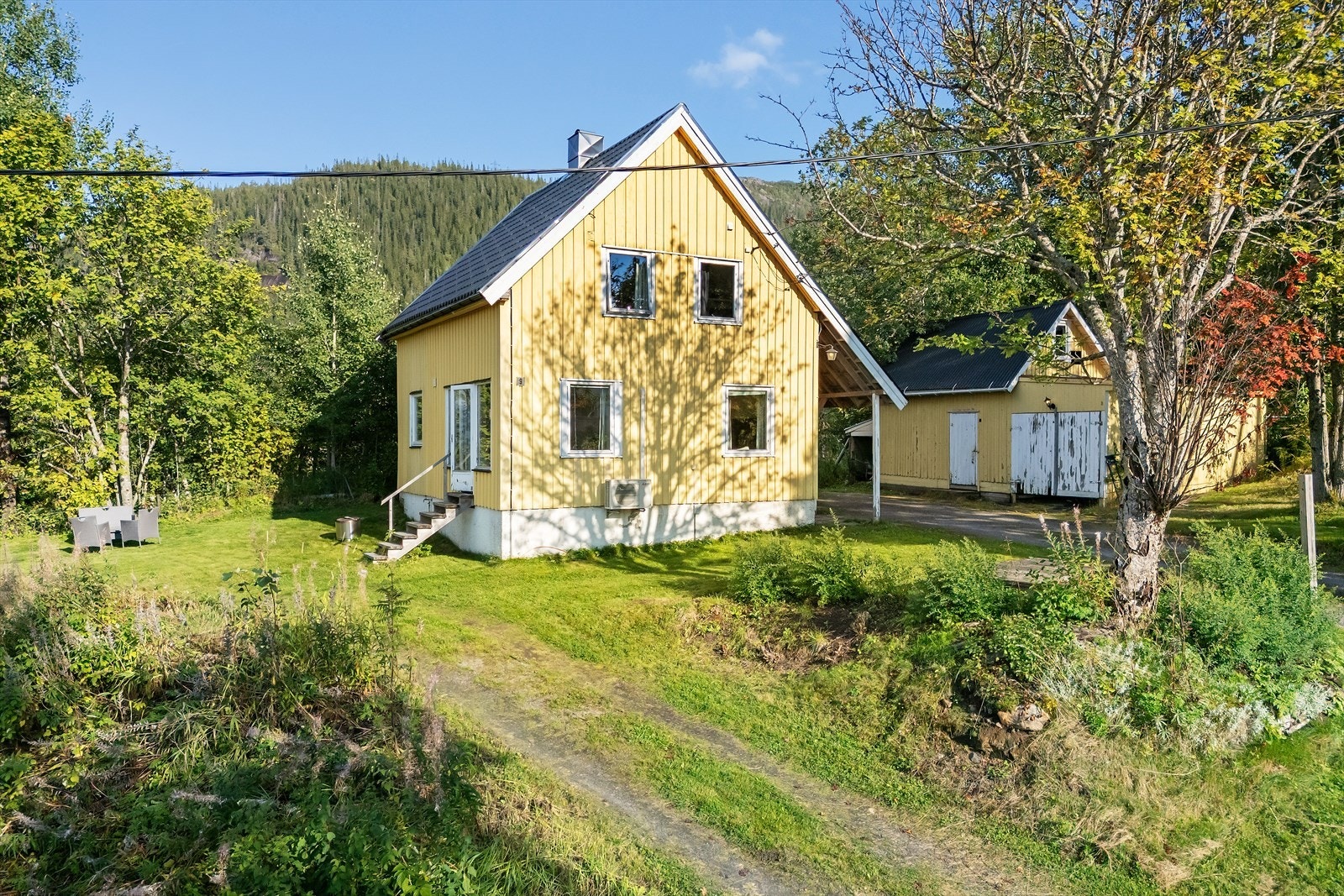 Tomten er på ca. 822 m2 og er delvis hellende med plant hageområdet. Tomten er opparbeidet med plen og diverse beplantning. Galleribilde