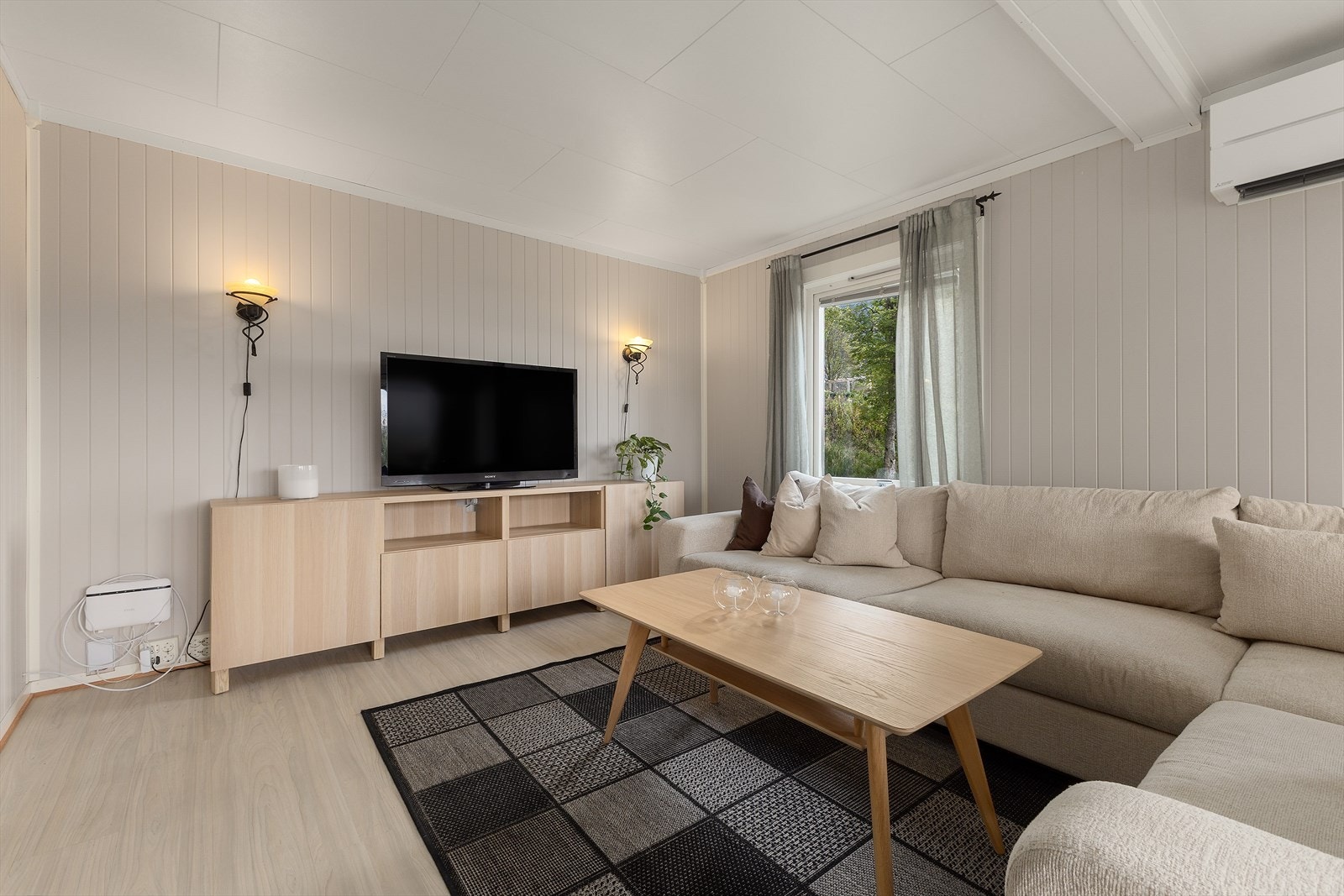 Avstand til sentrum er om lag 4 km, og det er busstopp like i nærheten. Galleribilde