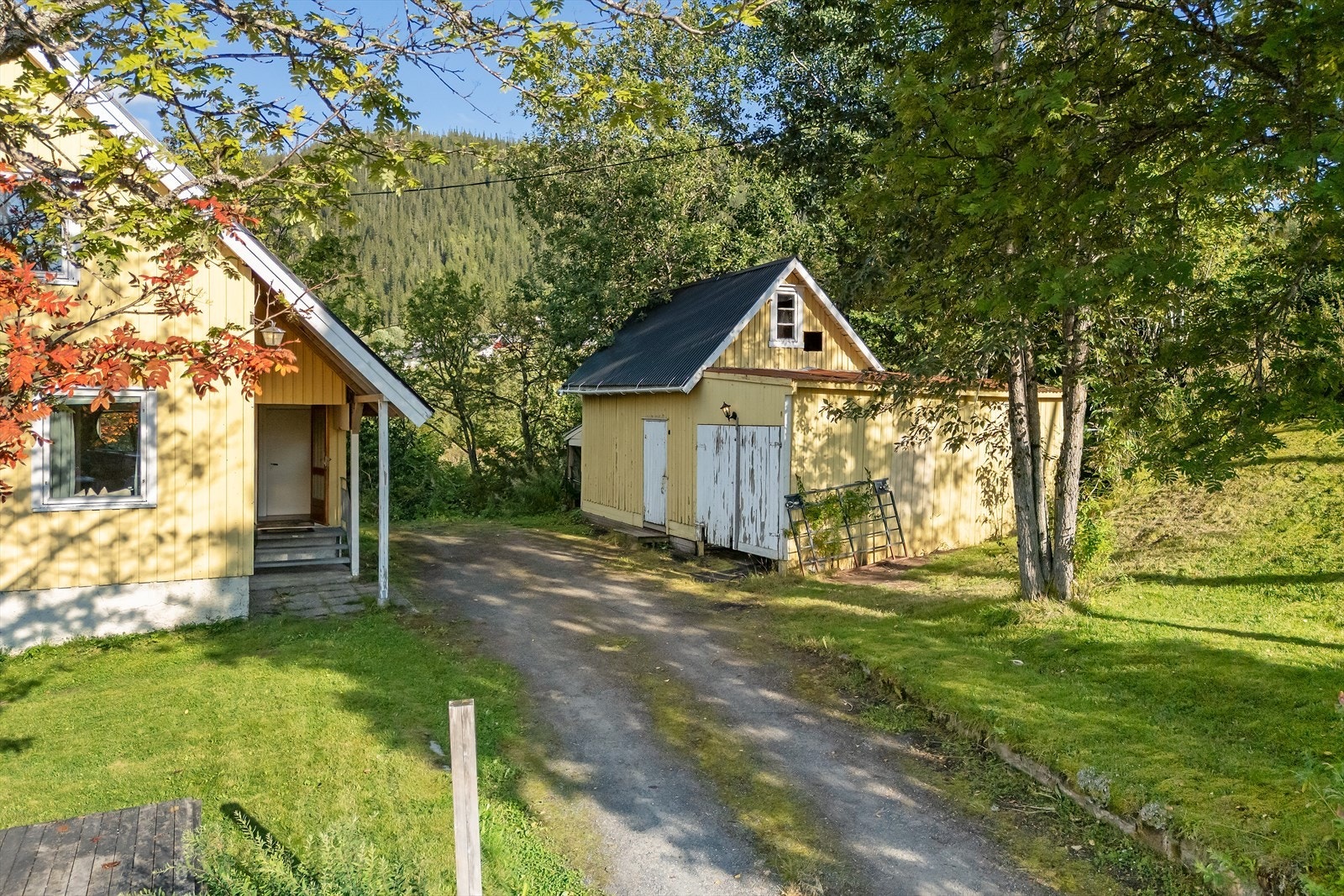 Det er oppført 2 garasjebygg/uthus på tomten, så her er det gode lagringsmuligheter og plass for dine hobbyer. Galleribilde