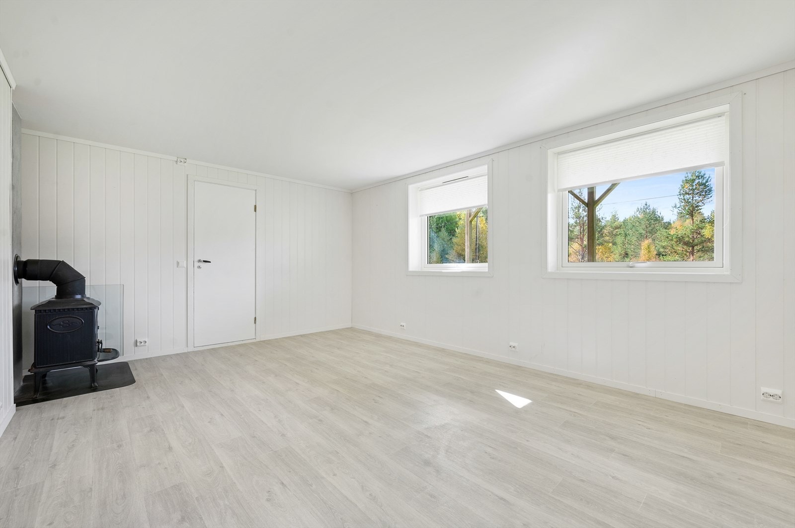 Lekker kjellerstue med peis og store vinduer for innslipp av den lekre naturen man har rundt seg. Galleribilde