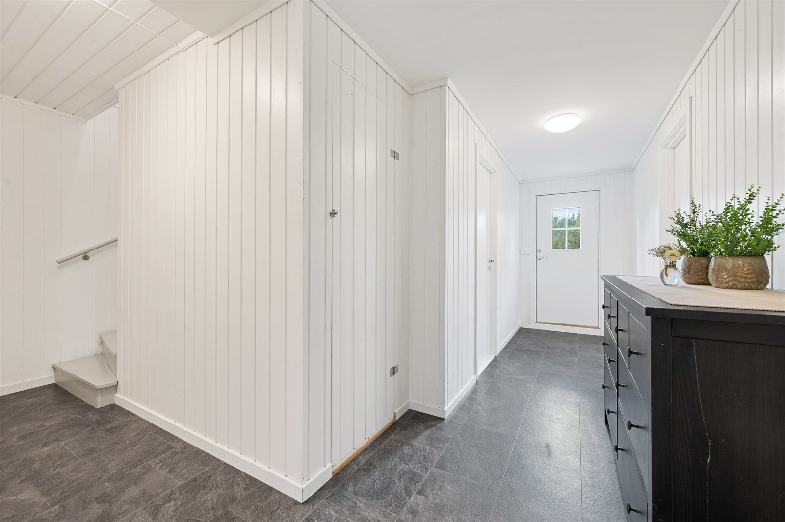 Koselig gang i underetasje. Her har man også en egen dør som går ut foran bolig. Galleribilde