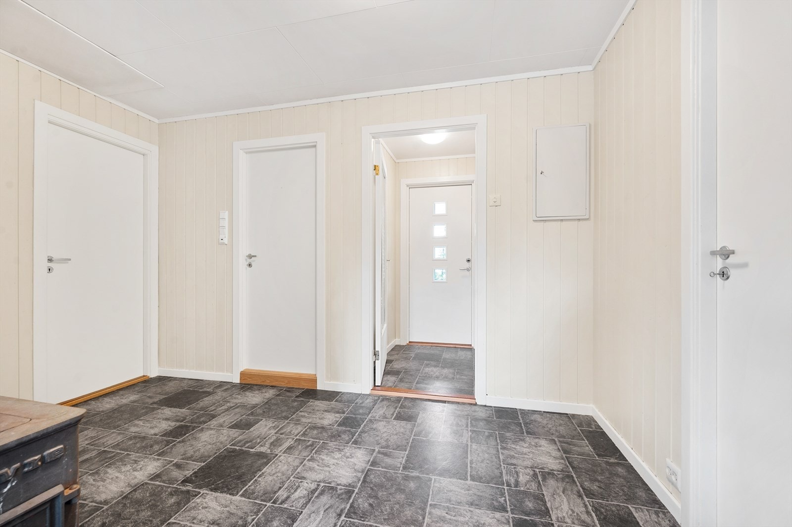 Koselig vindfang / entrè og romslig hall. Galleribilde