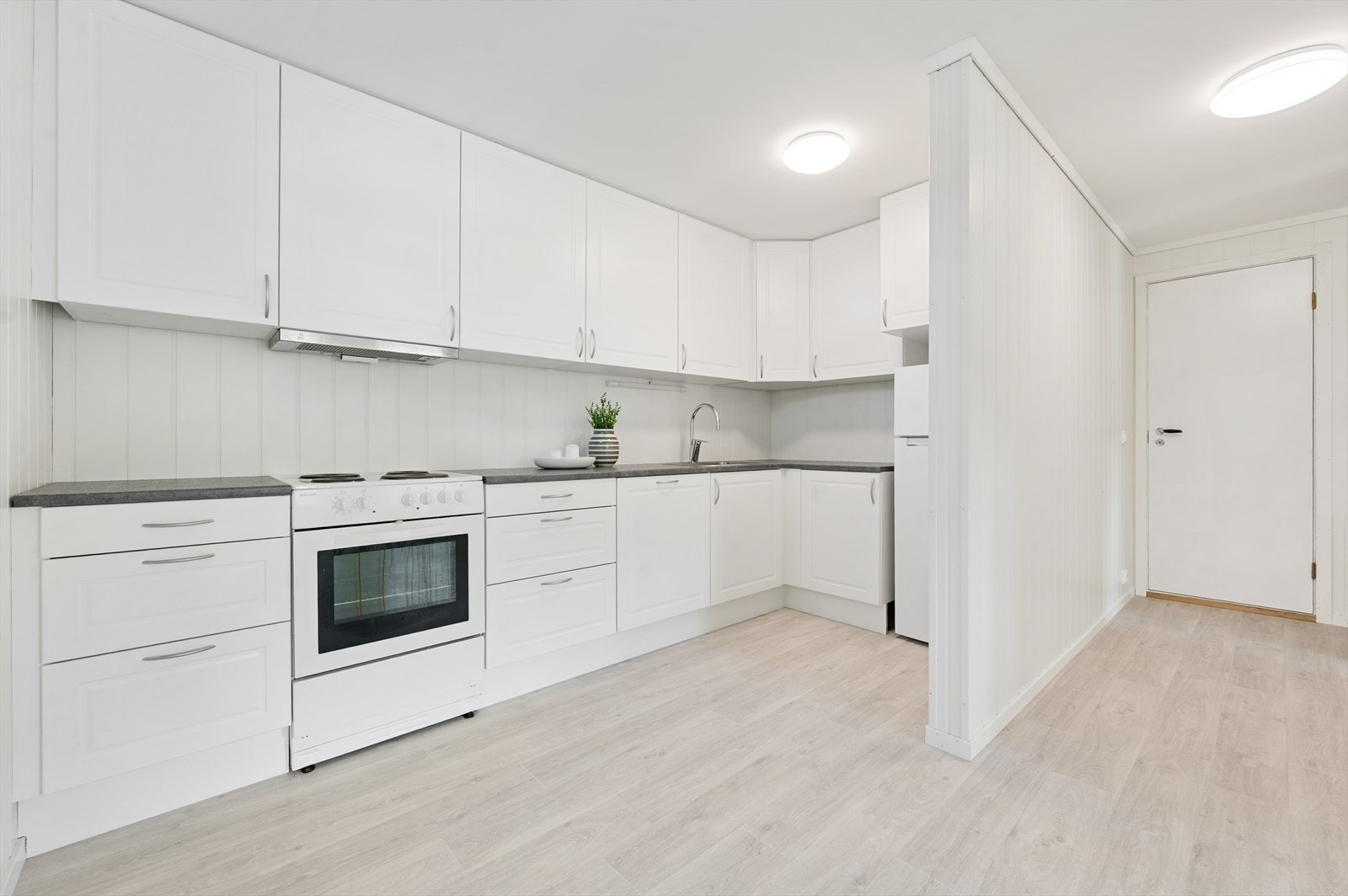 Lekkert kjøkken i underetasje med plass spisebord om det er ønskelig. Galleribilde