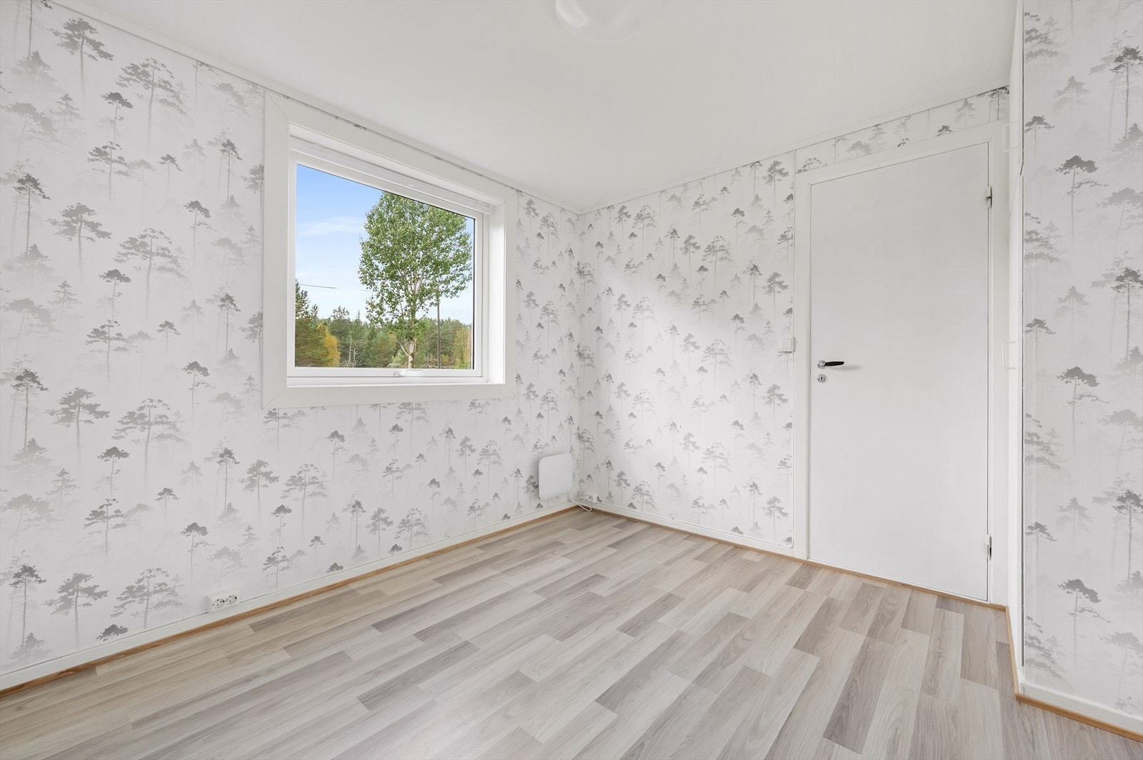 Rom i underetasje. Tidligere brukt som soverom. Det er ikke søkt bruksendring hos kommunen, og er derfor ikke godkjent til varig opphold pr. i dag. Galleribilde