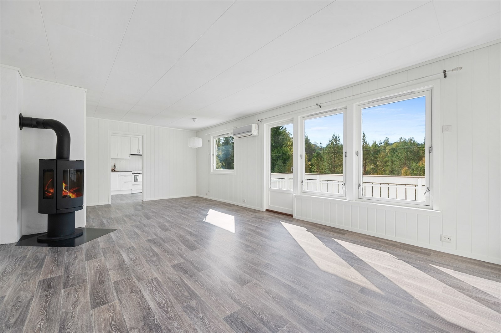 Boligen er pusset opp de seneste årene og fremstår moderne, lys og åpen! Galleribilde