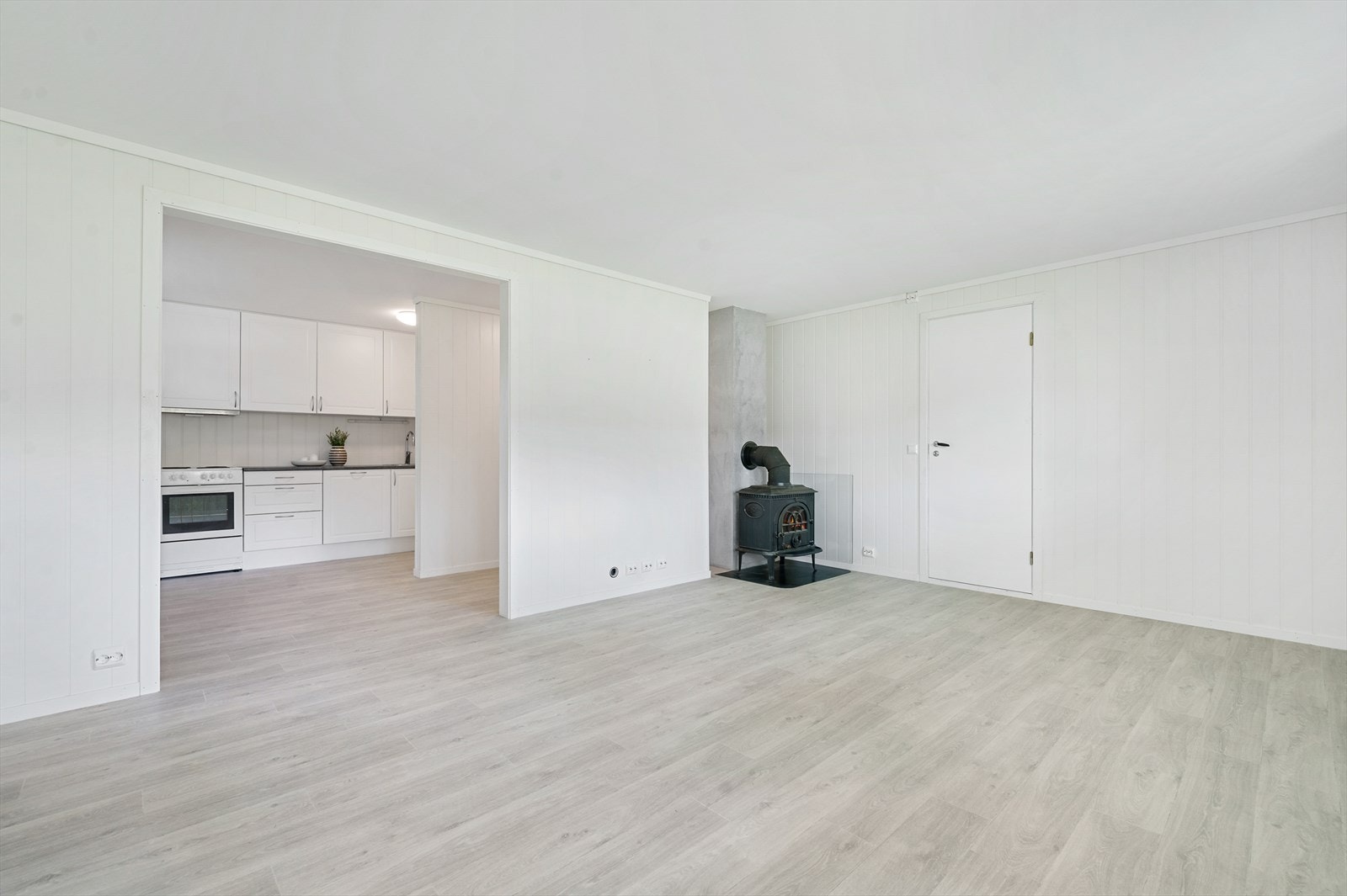 Kjeller stue og kjøkken i underetasje. Dette er pusset opp de senere år. Galleribilde