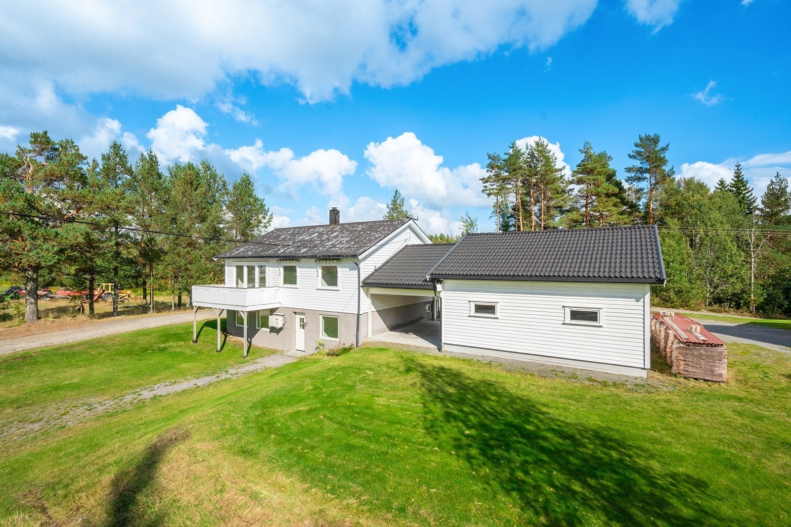 En meget innholdsrik enebolig over to etasjer på romslig tomt i landlige omgivelser på Vegårshei. Galleribilde