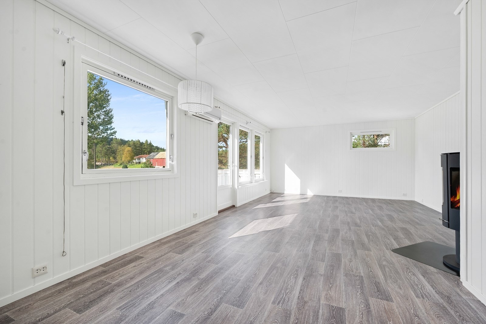 Romslig stue med peis, varmepumpe og direkte adgang til balkong. Galleribilde