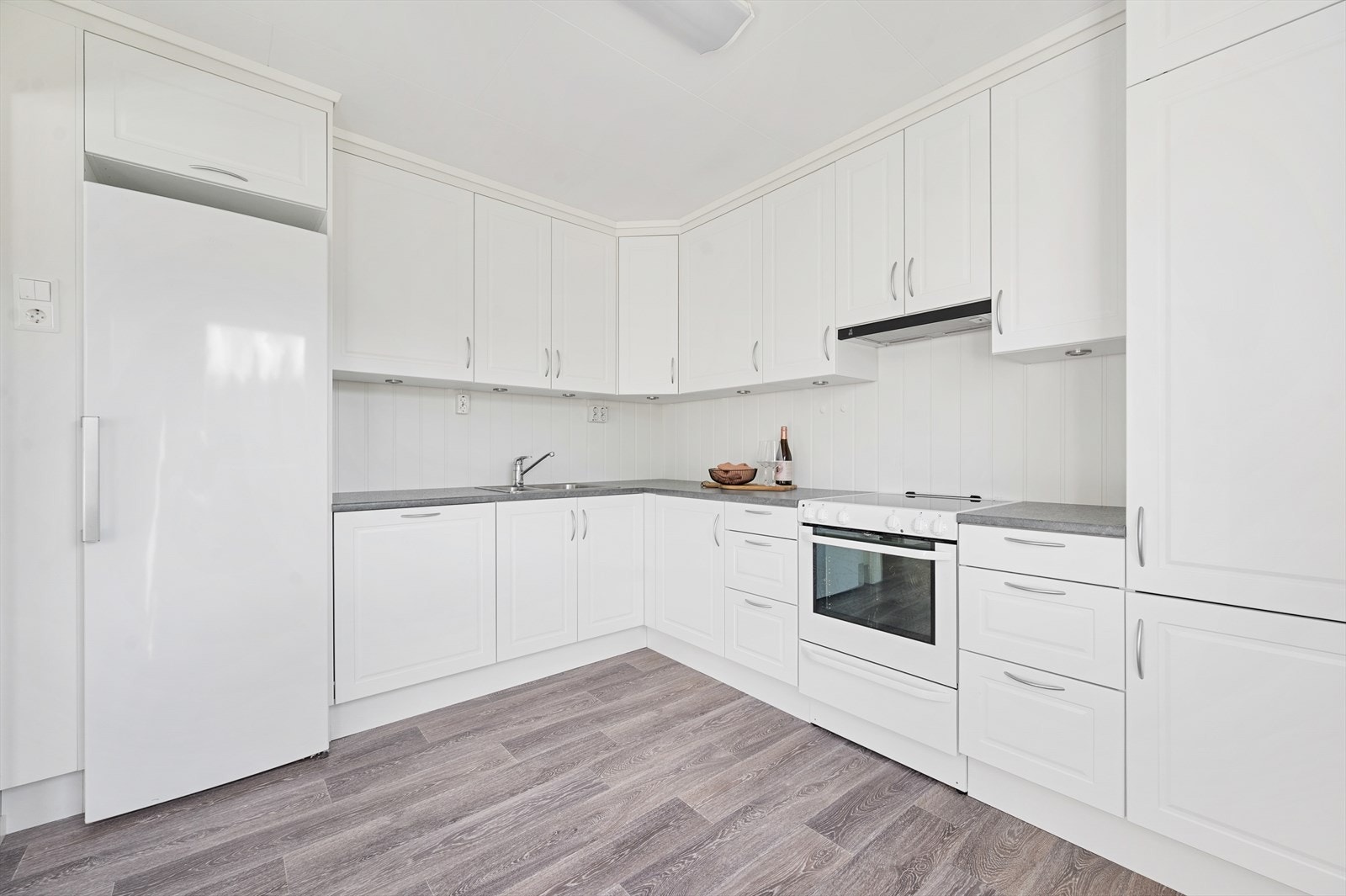 Kjøkken i 1. etasje med profilerte overflater i tidløs utførelse. Galleribilde