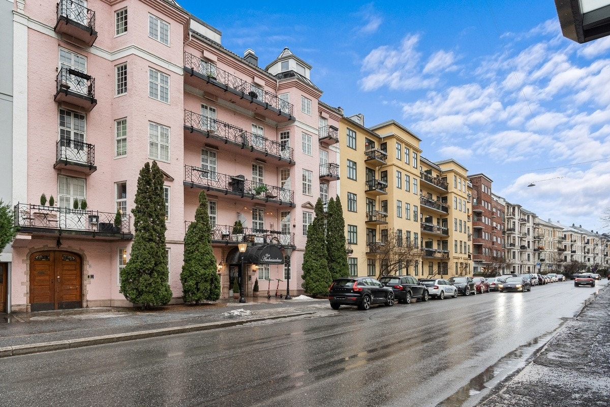 Bygget ligger i vakre omstendigheter i umiddelbar nærhet til Uranienborg kirke og busstoppen for 21-bussen. Galleribilde