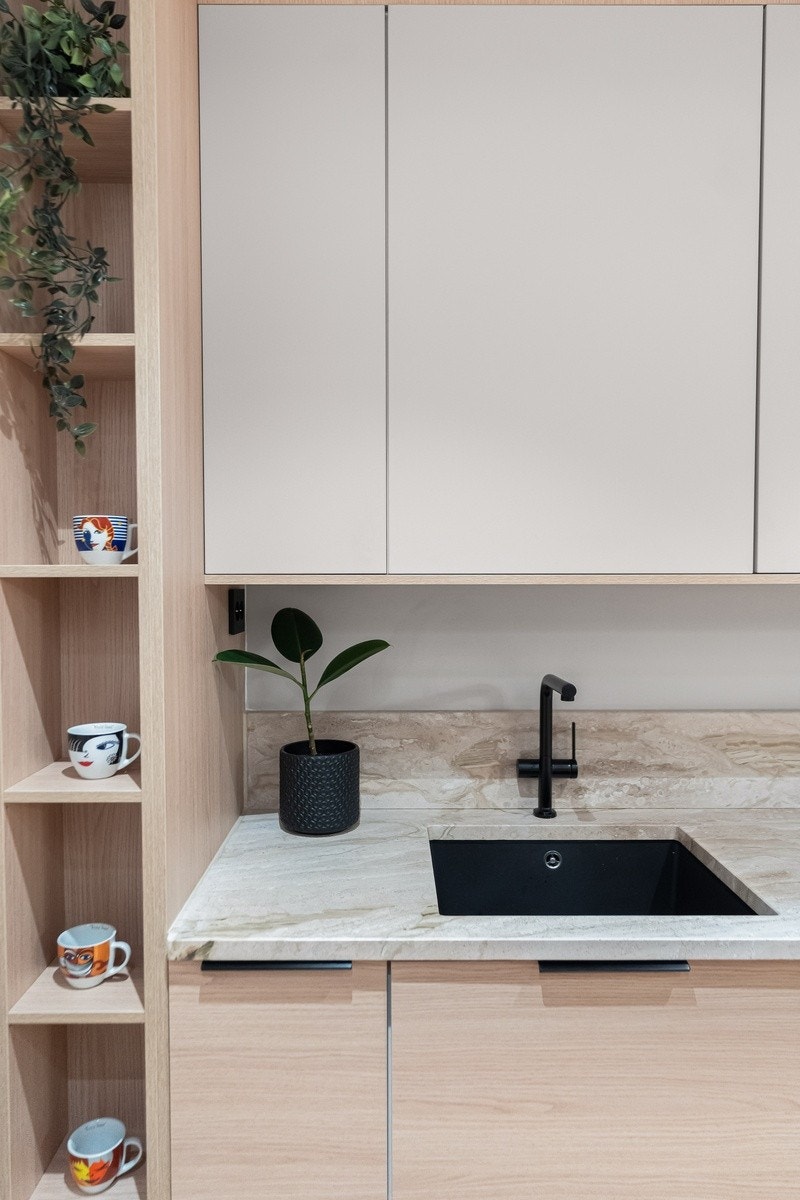 Stilfull hylle for oppbevaring av mindre gjenstander. Galleribilde