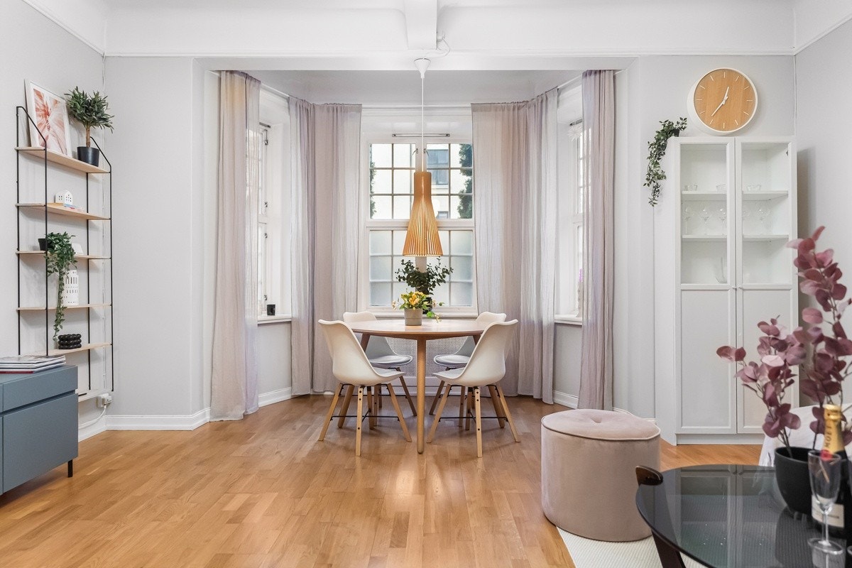 Kanappen gir en god atmosfære som kan nytes sammen med andre. Galleribilde