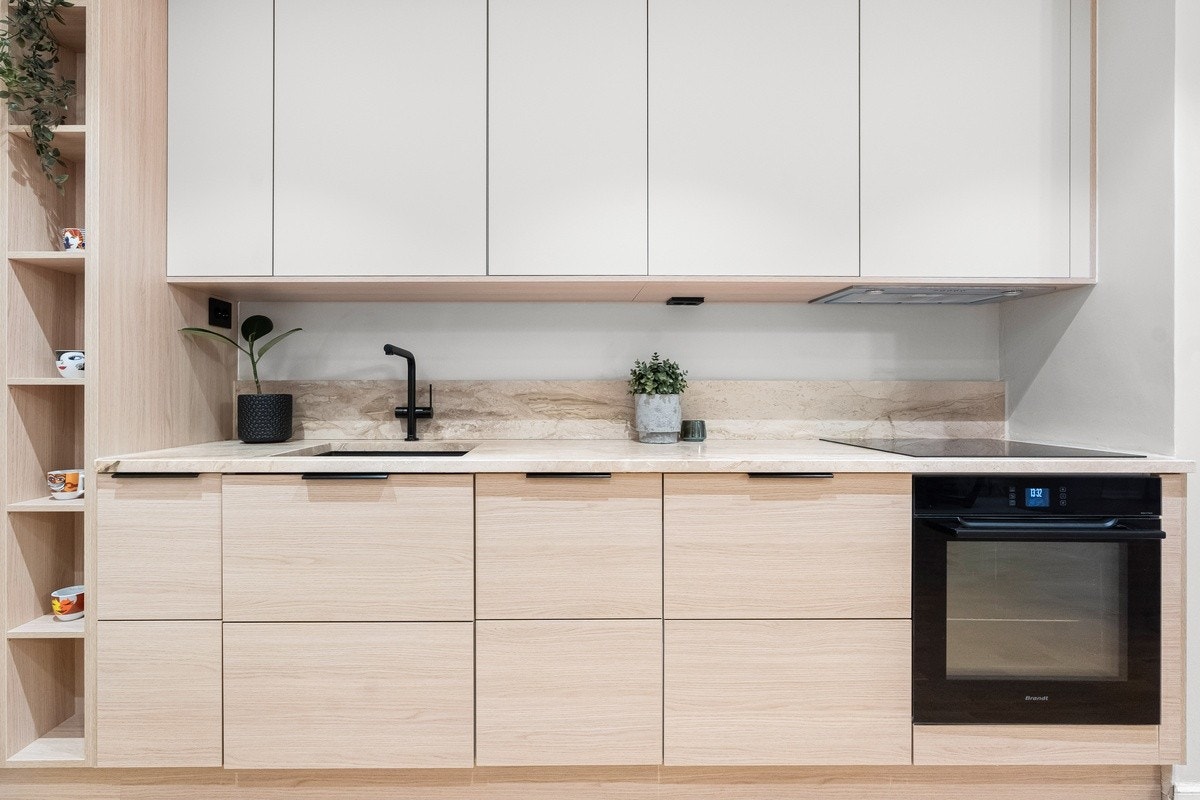 Stilrent kjøkken fra 2023 med marmorplate. Galleribilde