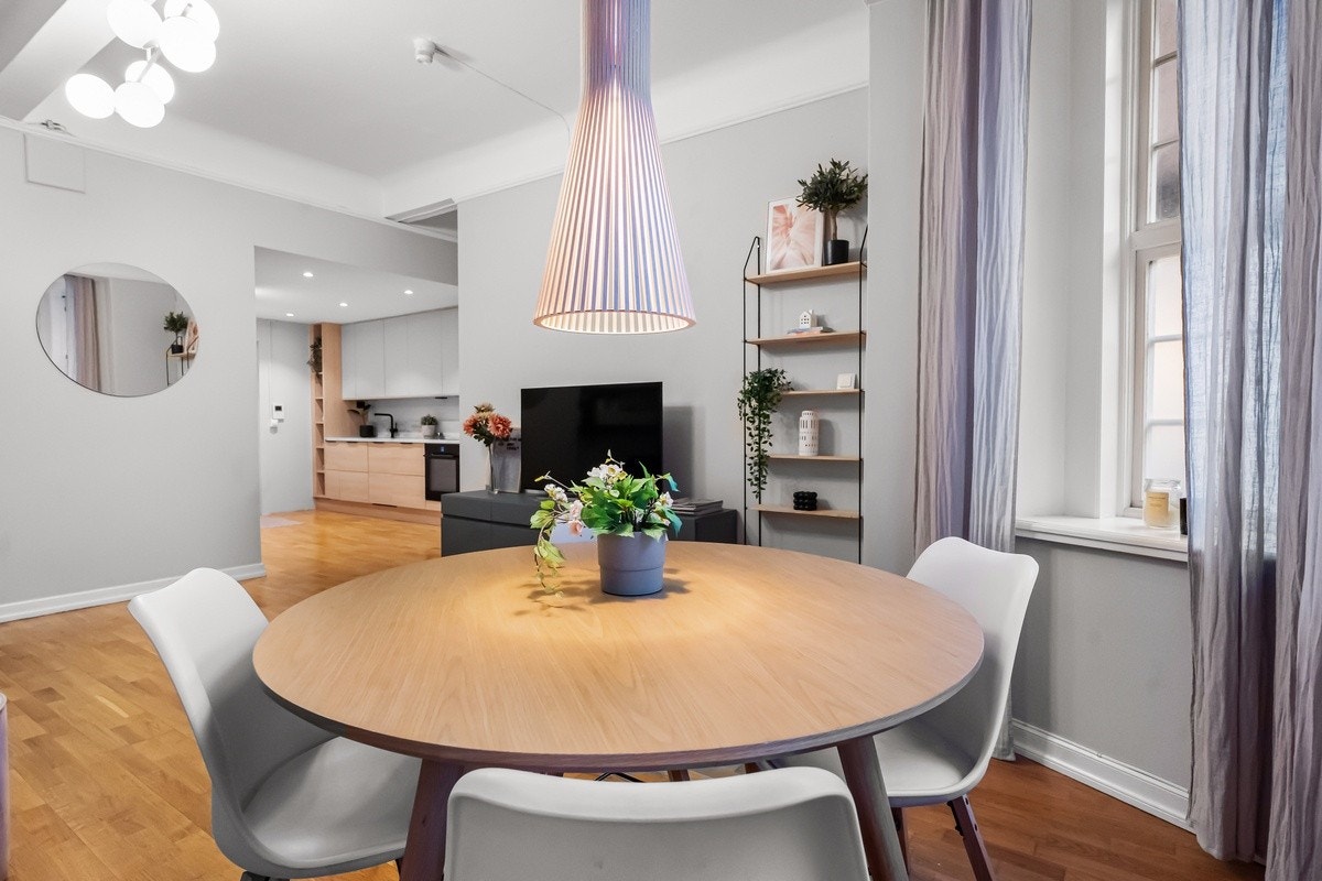 Fra spisebordet kan man se bort til kjøkkenet. Galleribilde