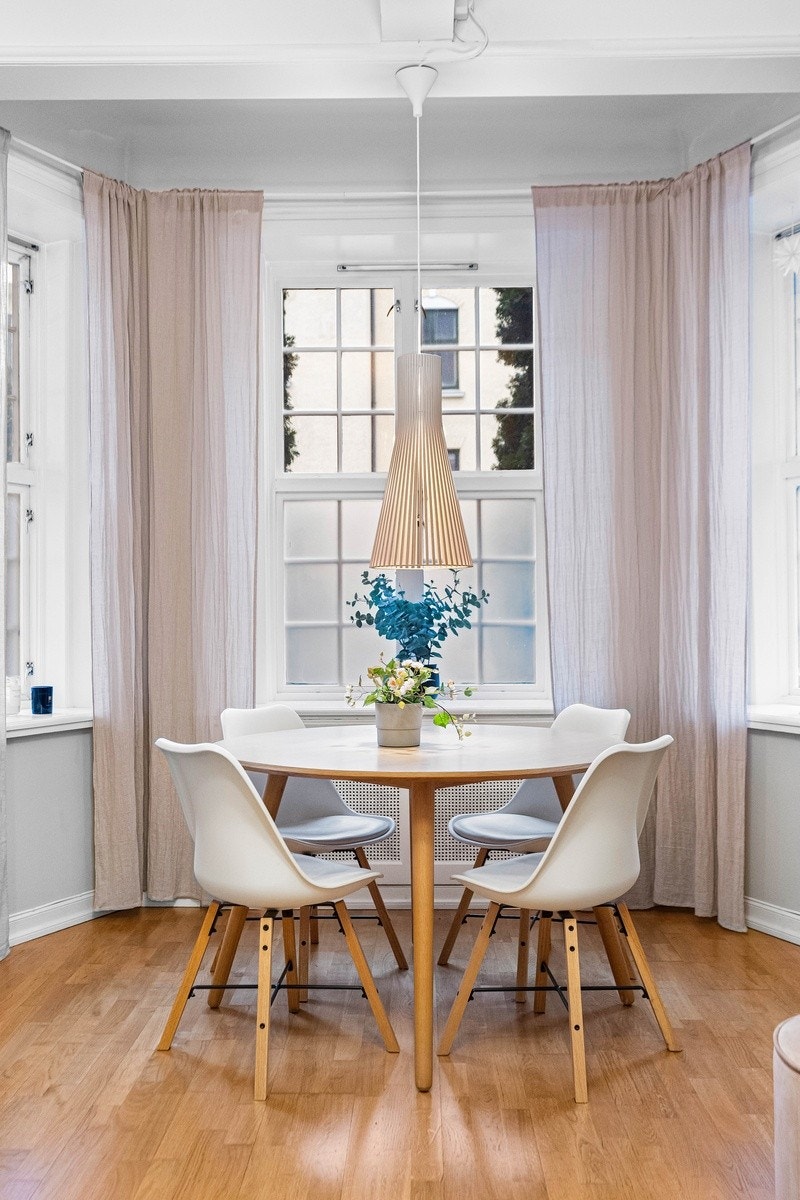 Spisebord og stoler medfølger leilighten. Galleribilde