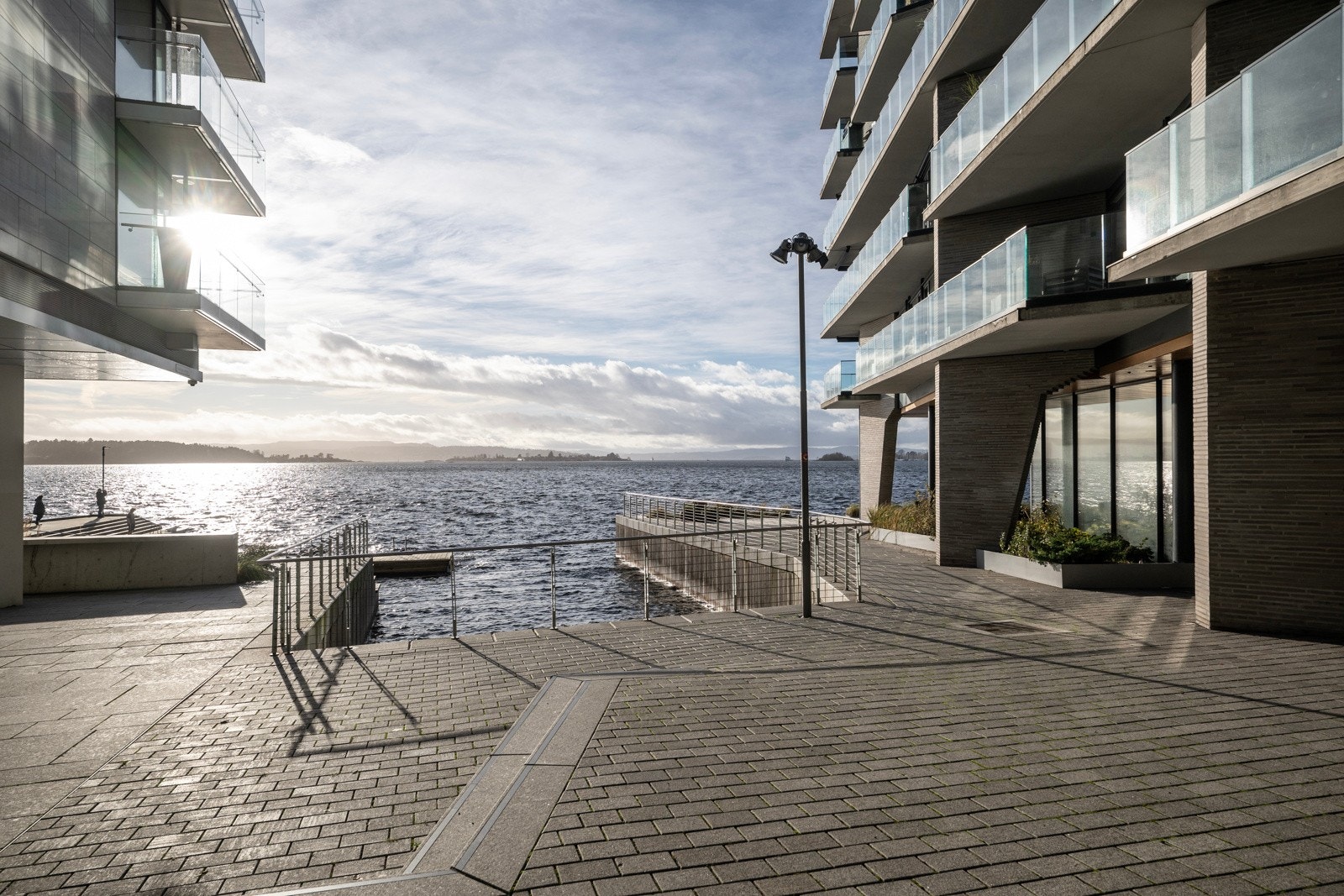 Tjuvholmen Allé 21 ligger ved Albert Nordengens plass på den ytre del av holmene i Tjuvholmens øyrike. Her har du blant annet Thief Spa og Astrup Fearnley Museet som nærmeste nabo. Galleribilde