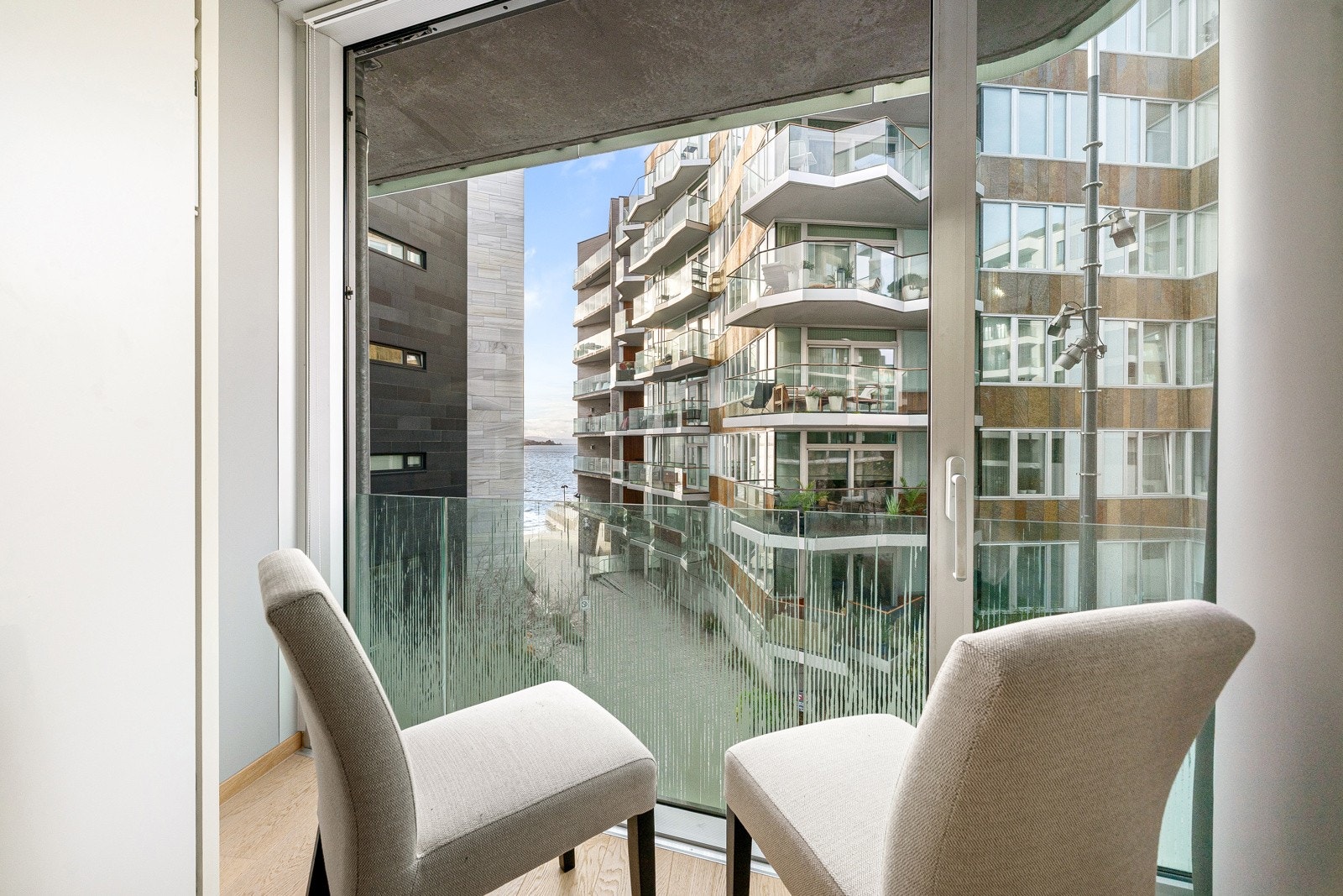 Smart flerbruksrom med skyvedør på ca. 3 meter med skapseng, kan brukes som gjesterom eller balkong Galleribilde