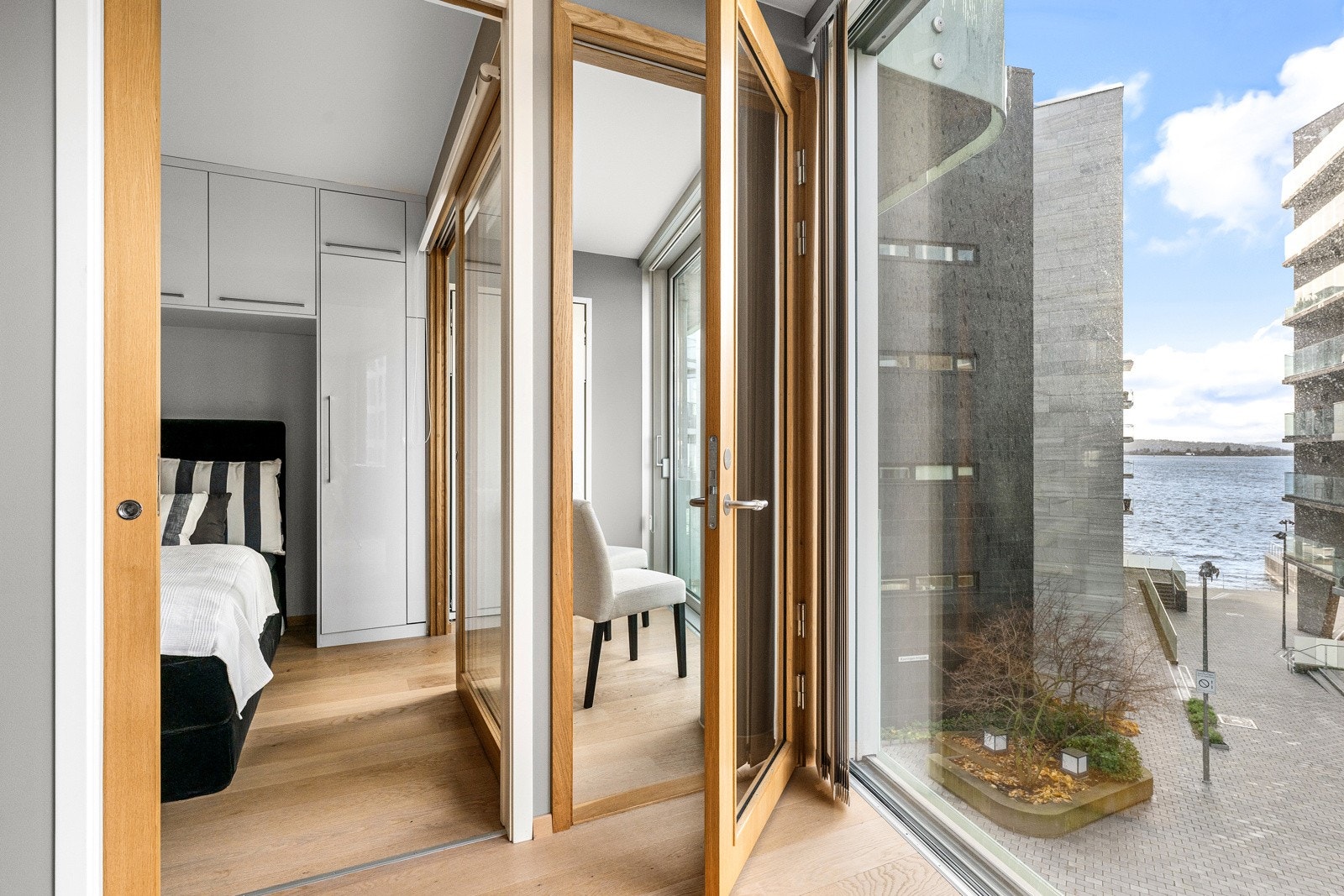 Smart flerbruksrom med skyvedør på ca. 3 meter med skapseng, kan brukes som gjesterom eller balkong Galleribilde