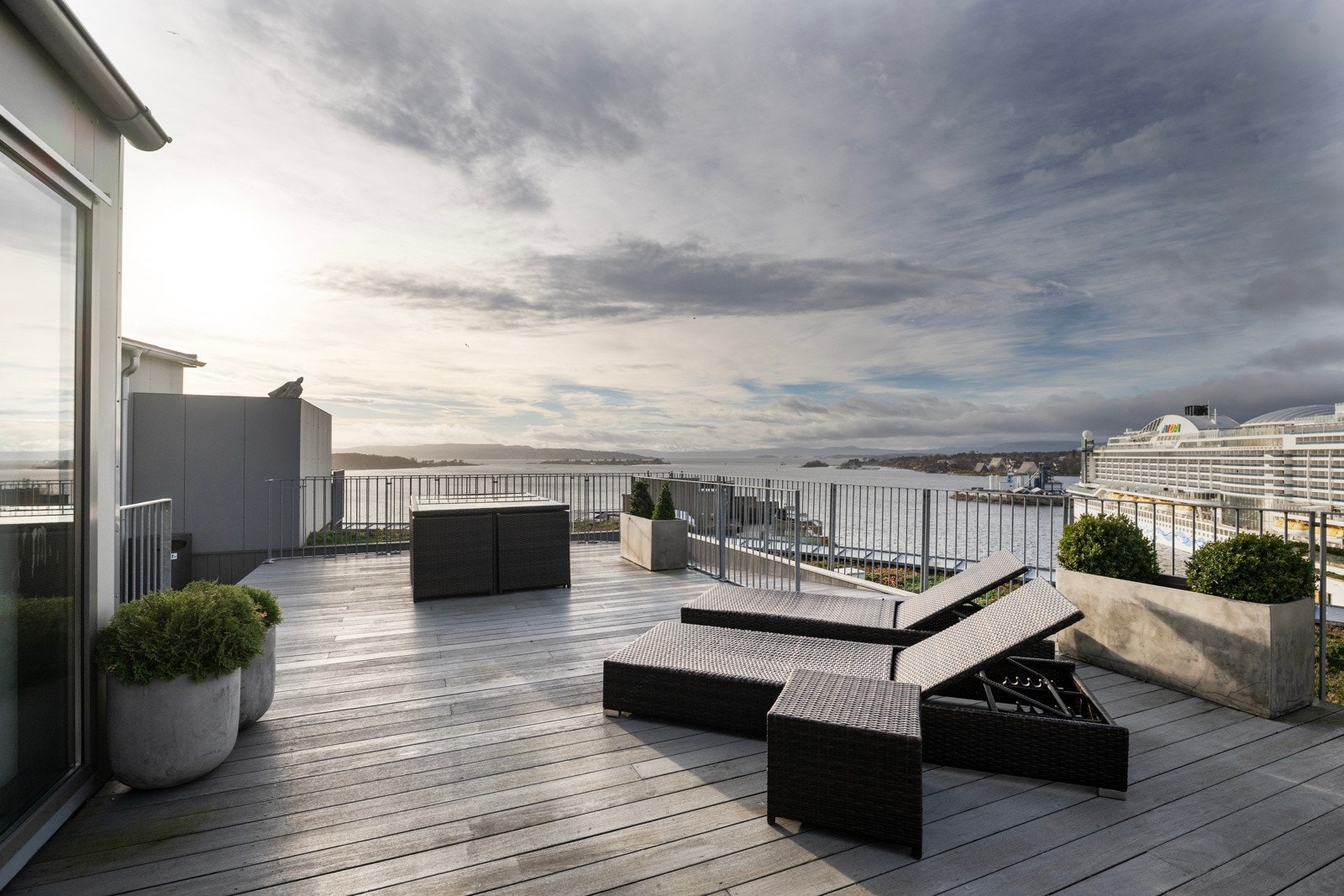 Tilgang til en av Tjuvholmens flotteste takterrasser med spektakulær utsikt og sol hele dagen. Galleribilde