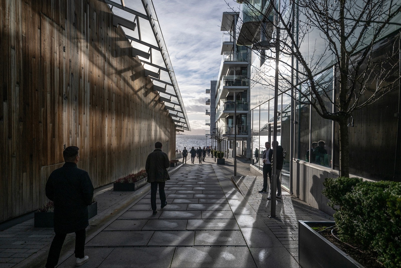 Velkommen til landets mest eksklusive bydel, Tjuvholmen! Øyriket Tjuvholmen består av tre holmer og ligger mindre enn 5 minutters gange fra Rådhuset i Oslo Galleribilde