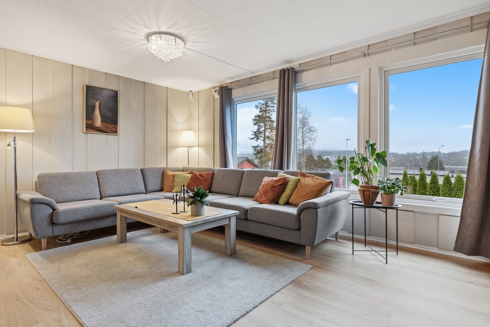 Store vindusflater gir rikelig med innslipp av naturlig lys, samt god romfølelse Galleribilde