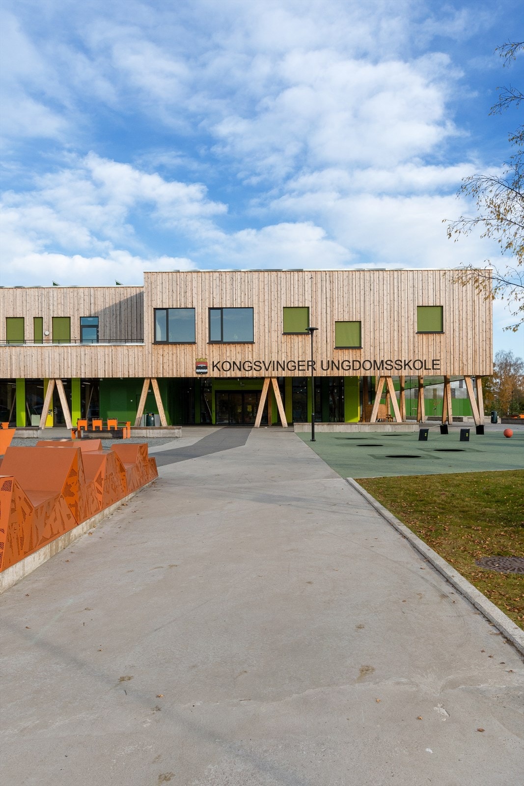 Det er kort avstand til videregående skoler og ungdomsskolen (KUSK). Galleribilde