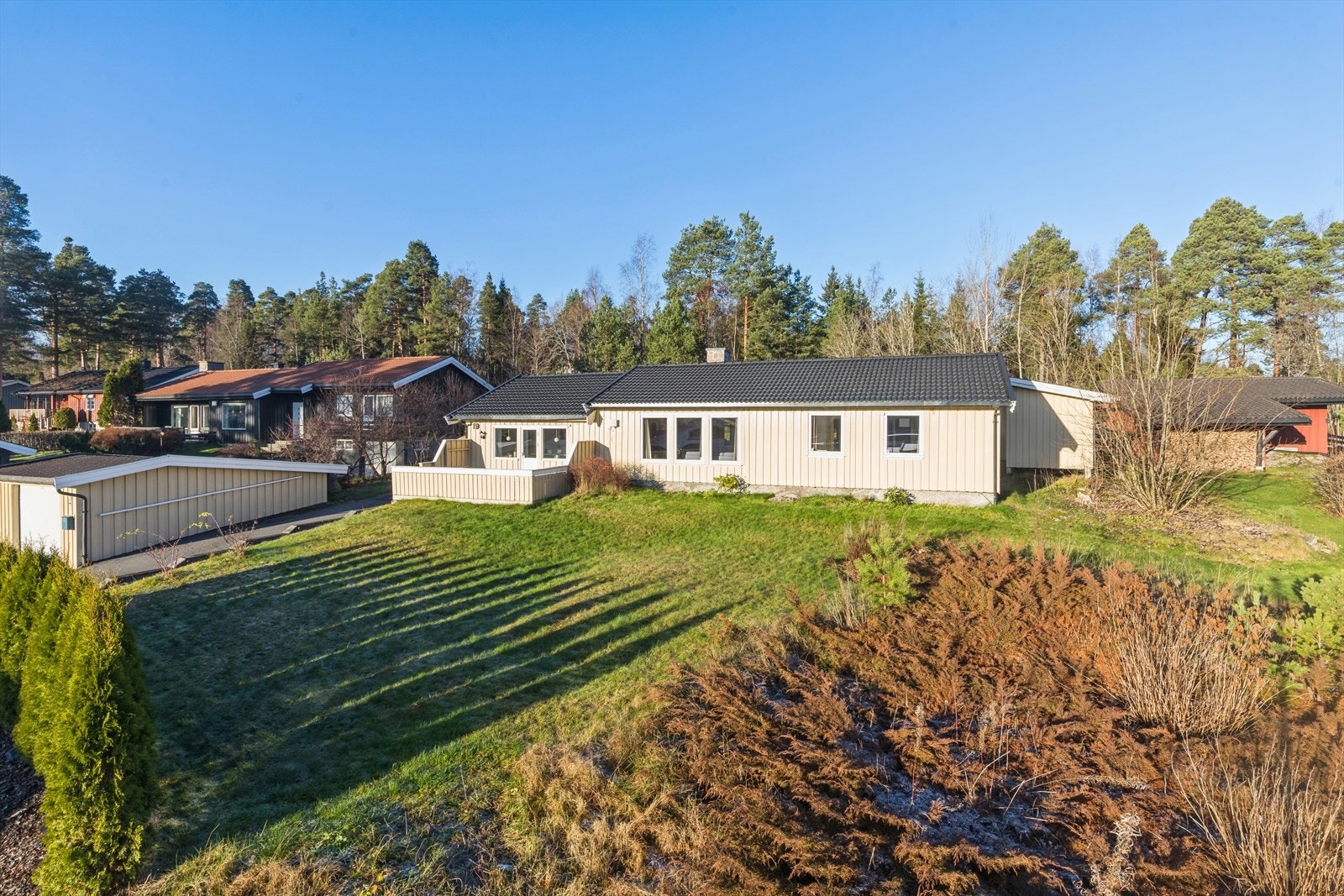 Eiendommen ligger i et barnevennlig og sentrumsnært boligområde. Galleribilde