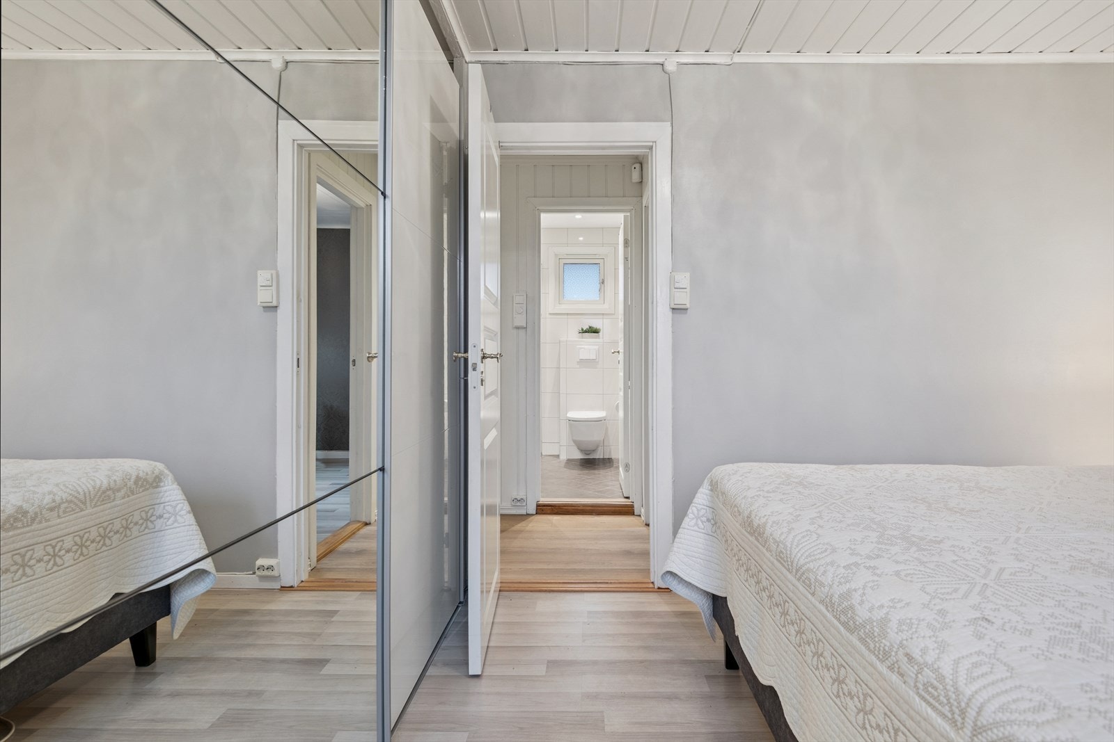 Det er god plass til dobbeltseng og en romslig skyvedørsgarderobe. Galleribilde