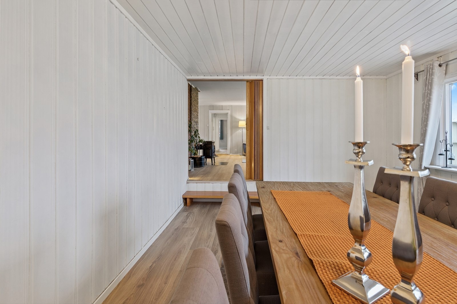 De to stuene er adskilt med trekkspilldør, og det er ett trappetrinn ned til spisestuen. Galleribilde