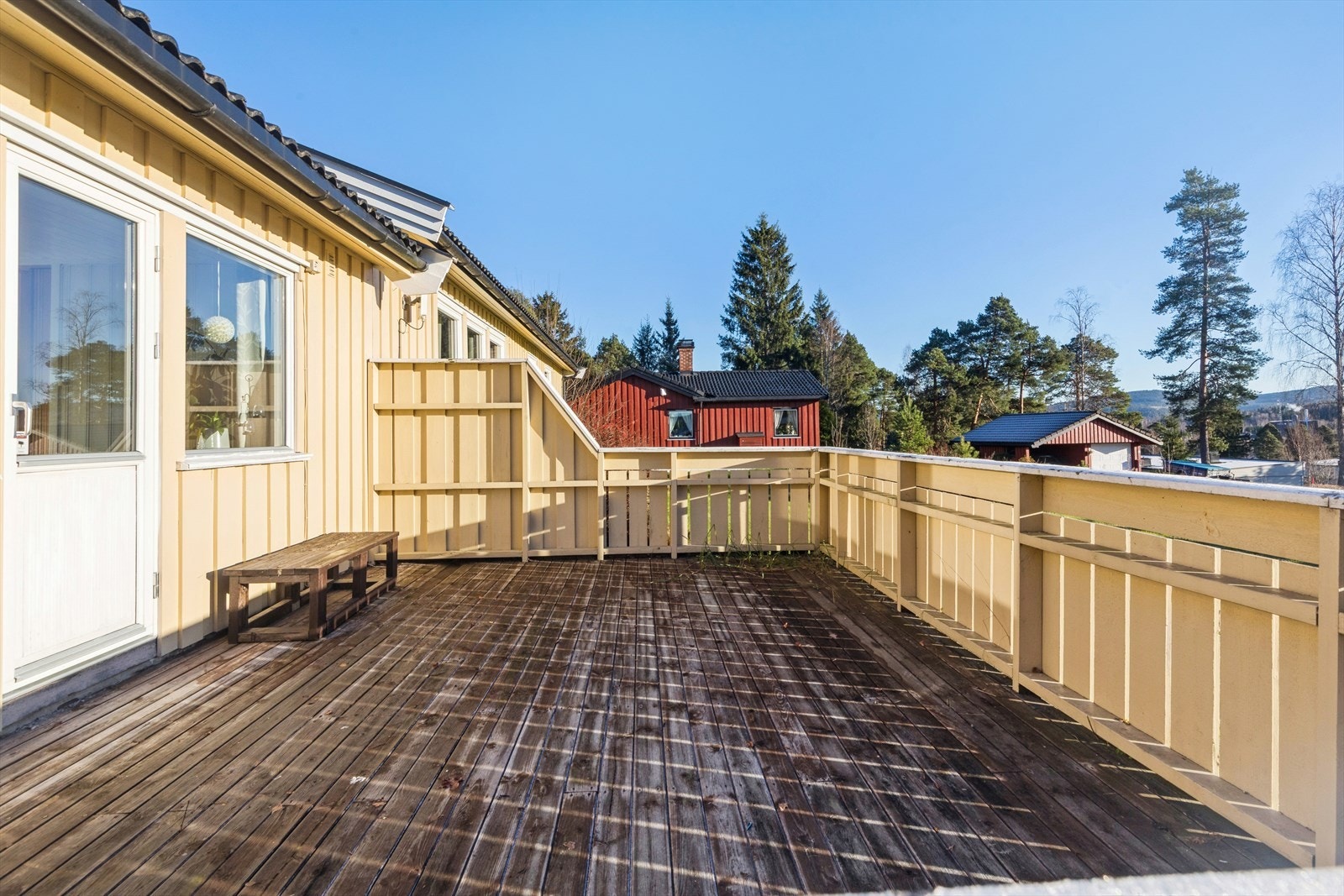 Flott terrasse som ligger sydvendt. Her har man solen til langt på kveld. Galleribilde