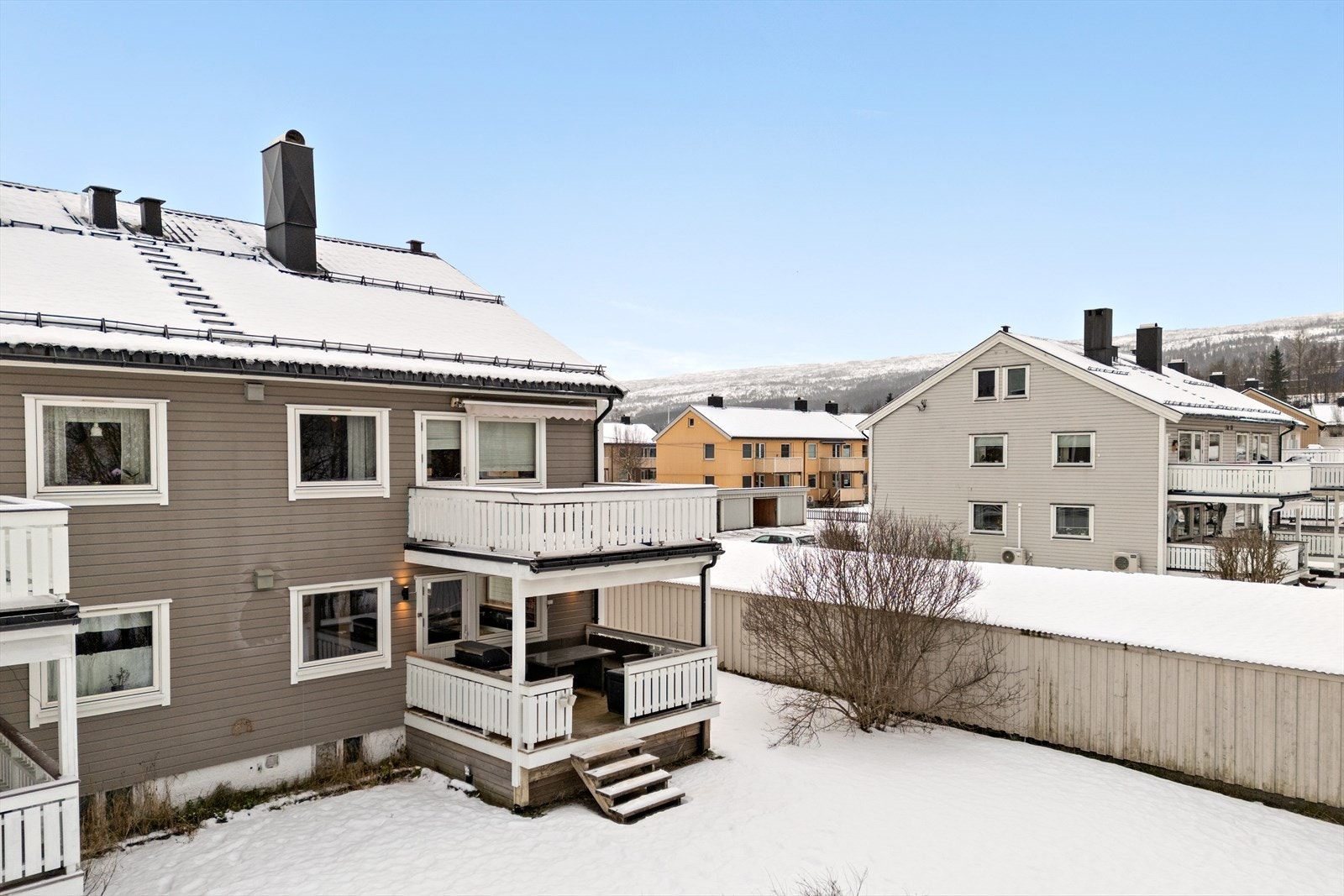 Fra stue er det utgang til en romslig balkong med videre trapp ned til stor og felles hage som er skjermet fra vei. Galleribilde