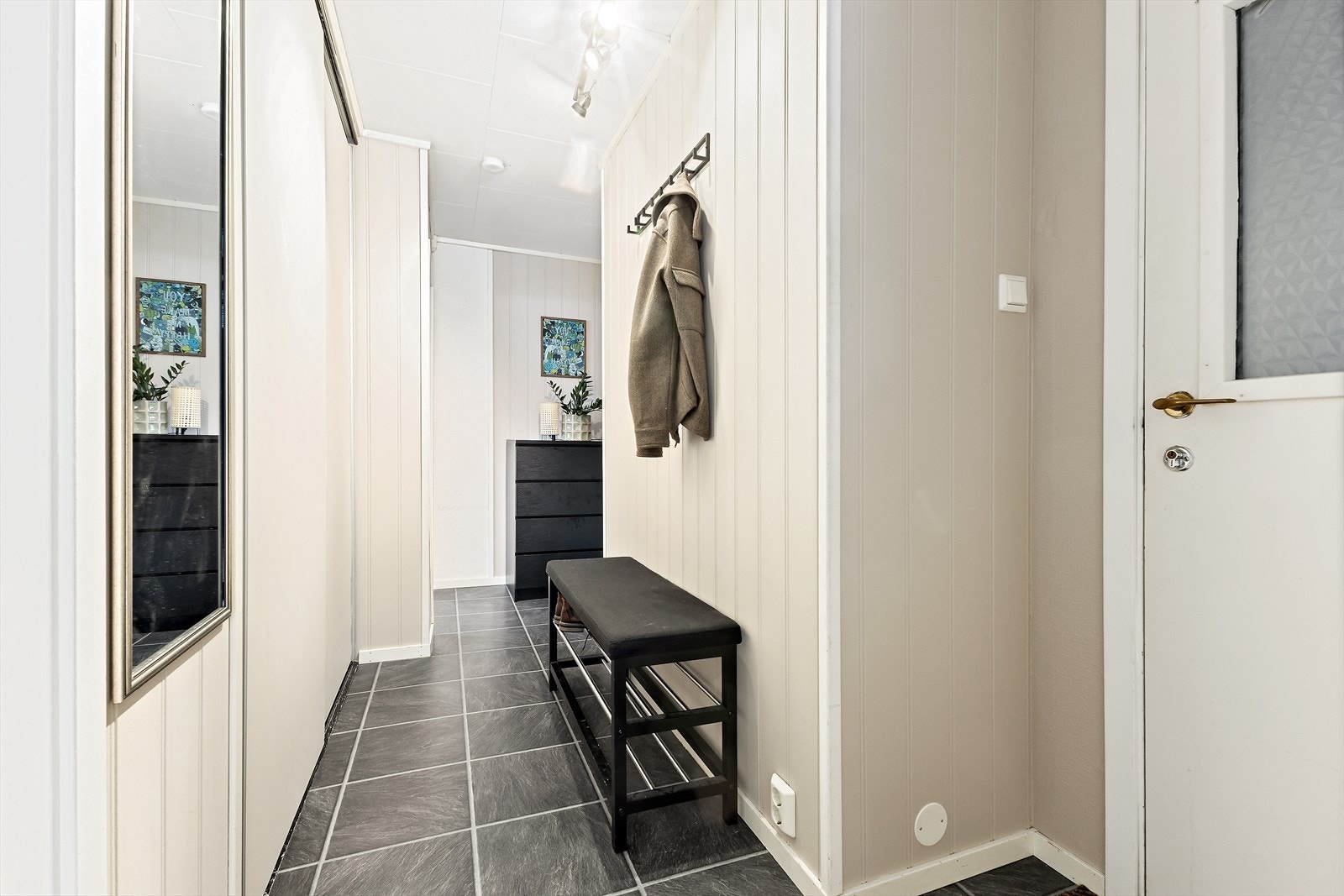 Velkommen inn! Entréen har en romslig skyvedørsgarderobe, gir deg adkomst til begge soverom og bad, før du kommer videre inn til stue og kjøkken. Galleribilde