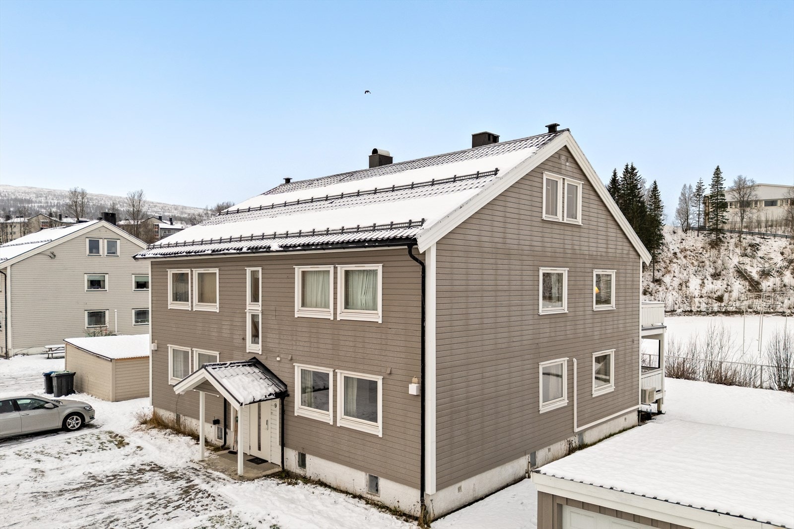 Videre er det gangavstand til matforretninger, skoler, busstopp og fine turområder i Klokkerhagen elvepark. Galleribilde