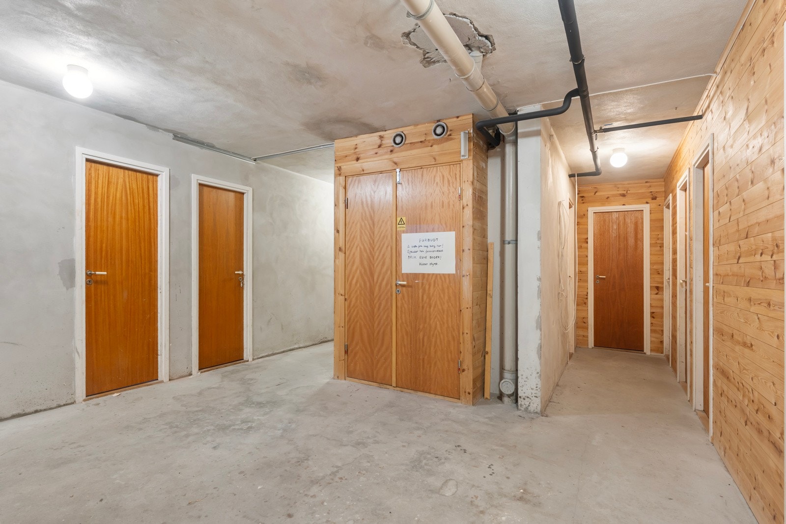 Til leiligheten medfølger det en stor praktisk bod i underetasjen til lagring og bortsetting. Galleribilde