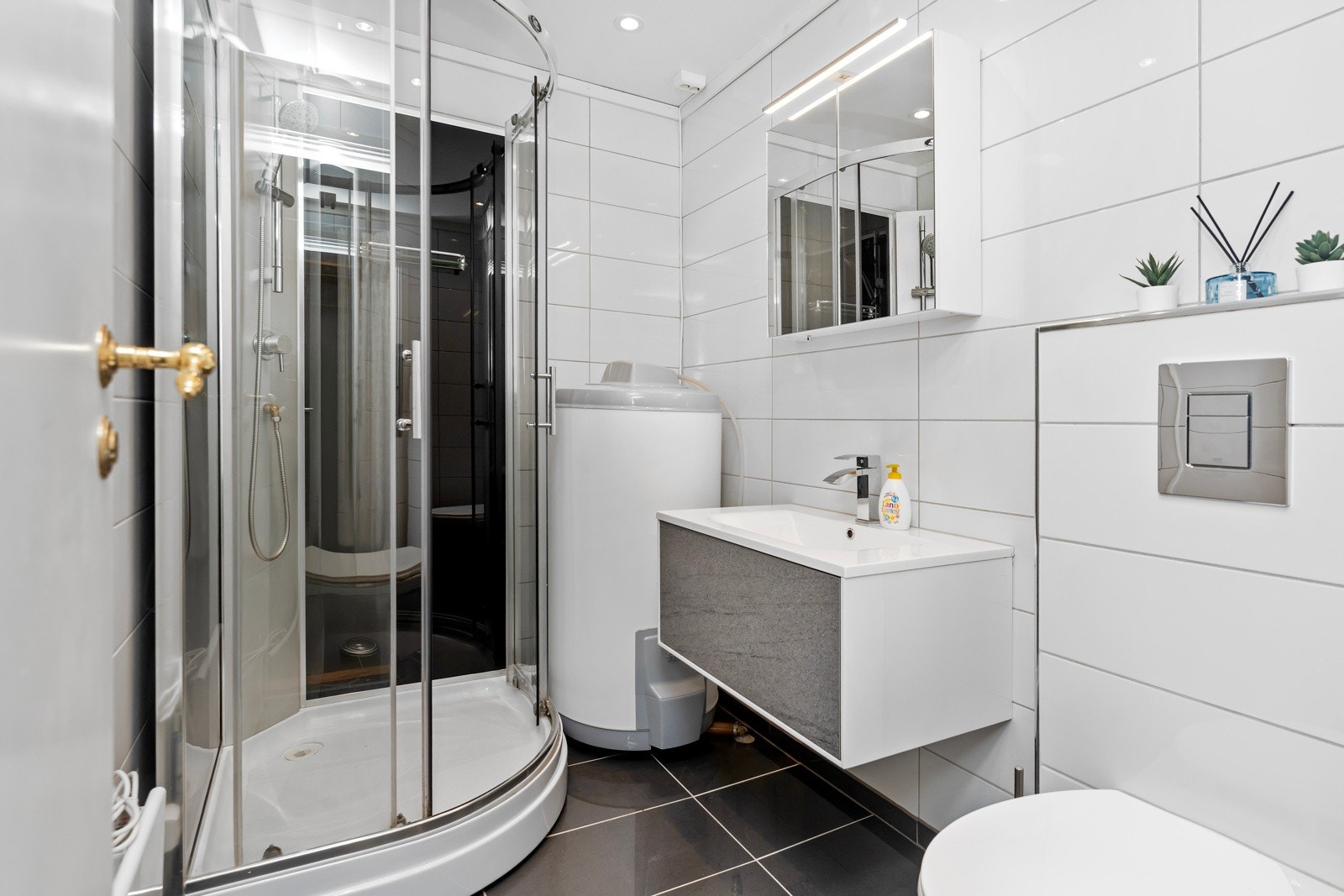 Stilrent, flislagt bad med dusjkabinett. Galleribilde