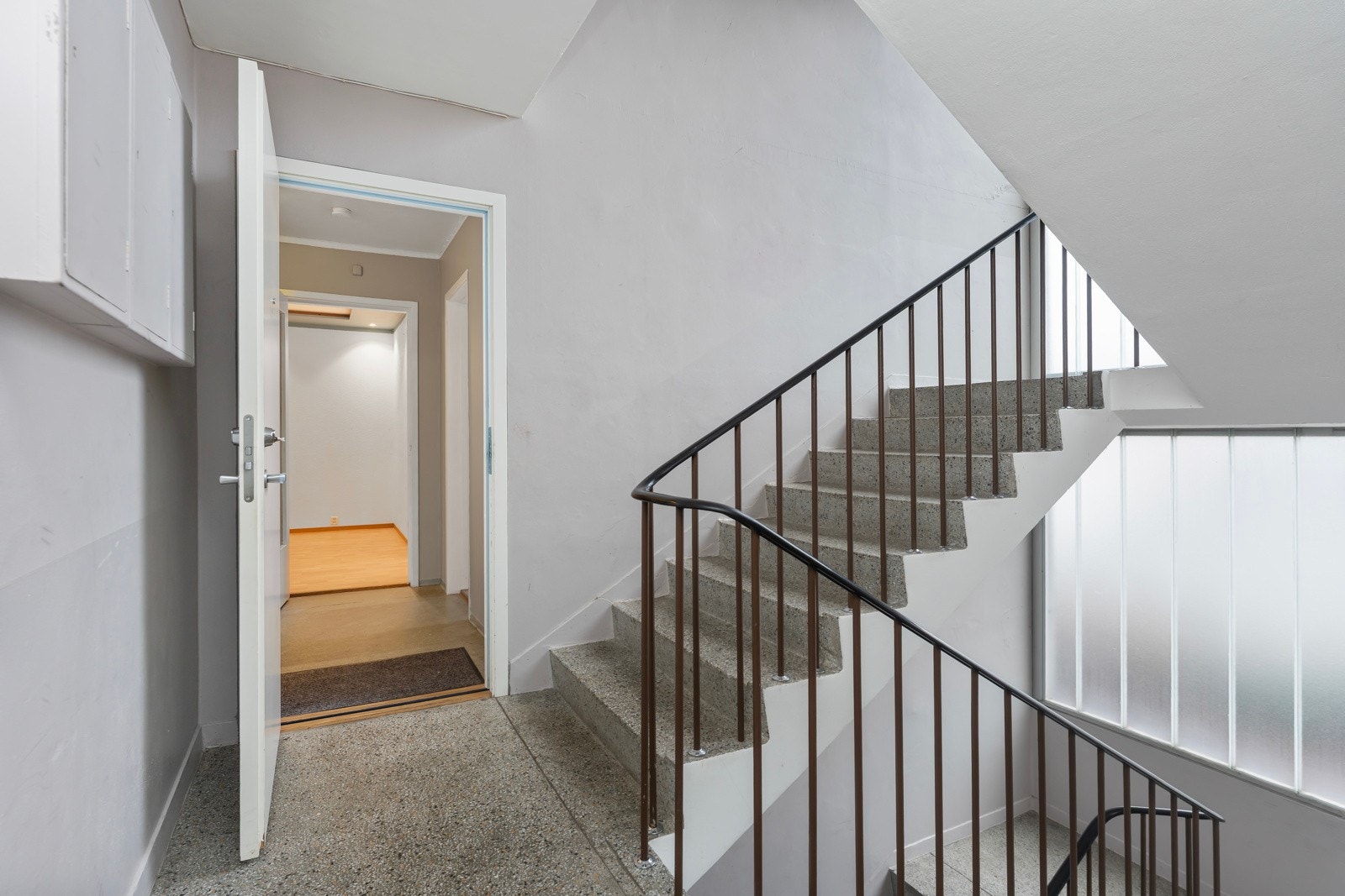 Velkommen inn! Leiligheten ligger i byggets 2. etasje. Galleribilde