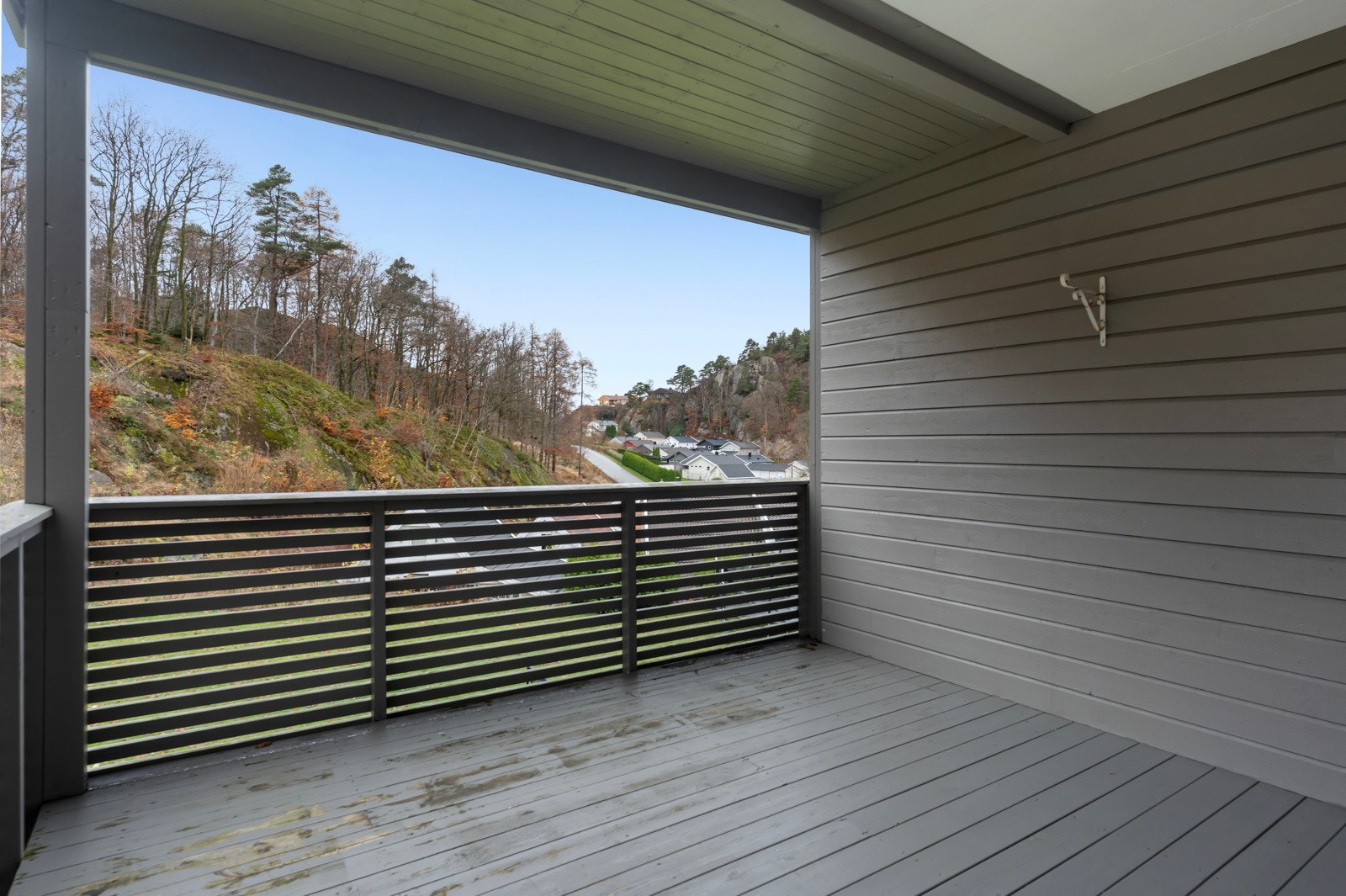 Balkongen vender mot friområde og har derfor lite innsyn. Galleribilde