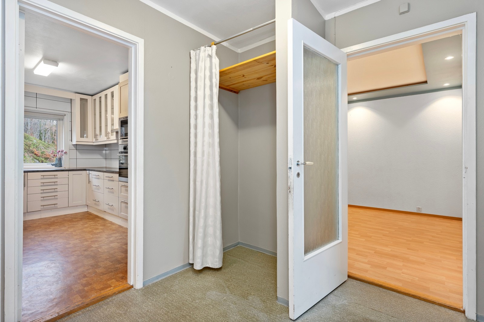 Entrèen er romslig med plass til oppheng av tøy og har videre adkomst til stuen. Galleribilde