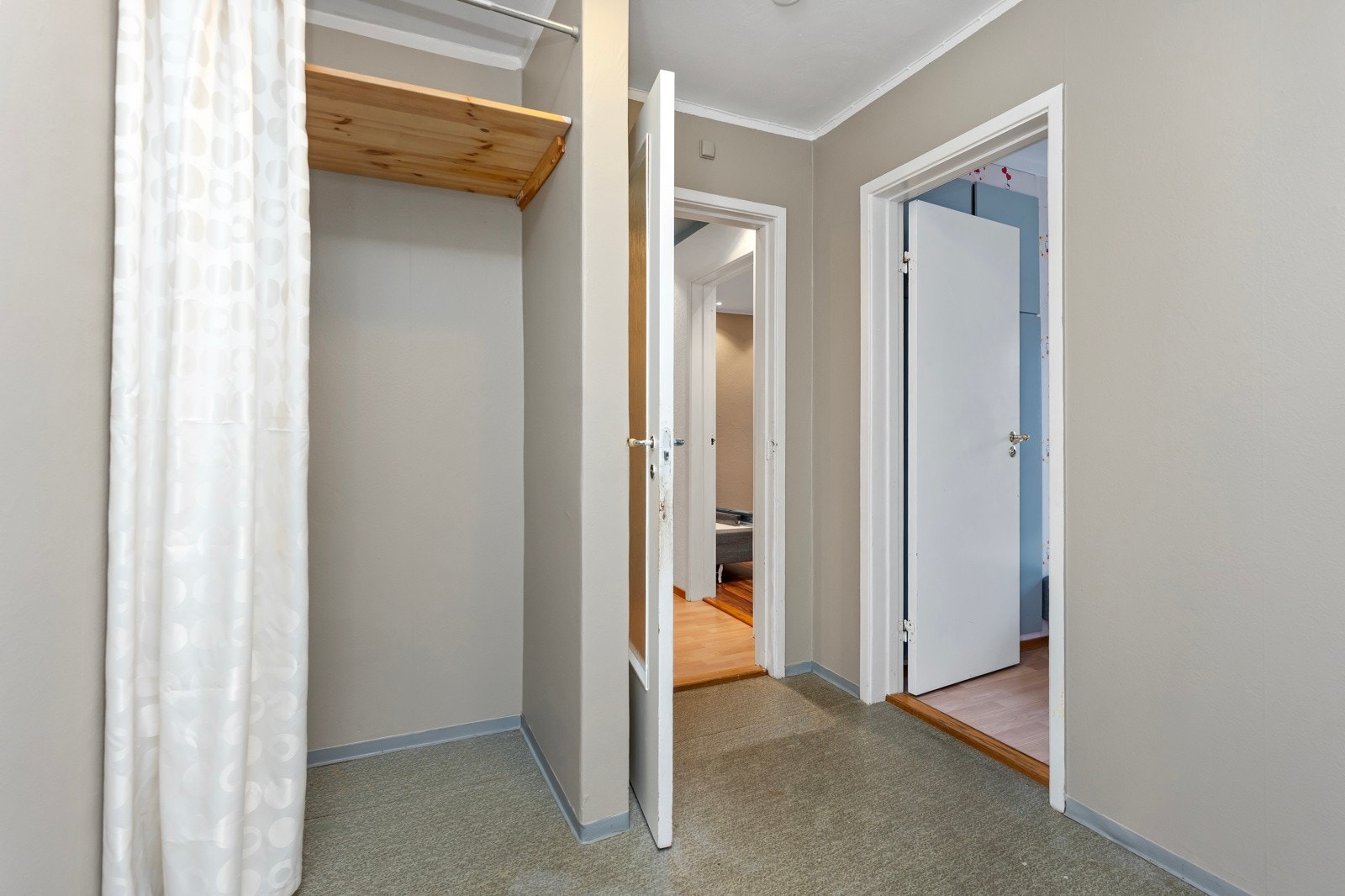 Fra entrèen er det også adkomst til soverom II. Galleribilde