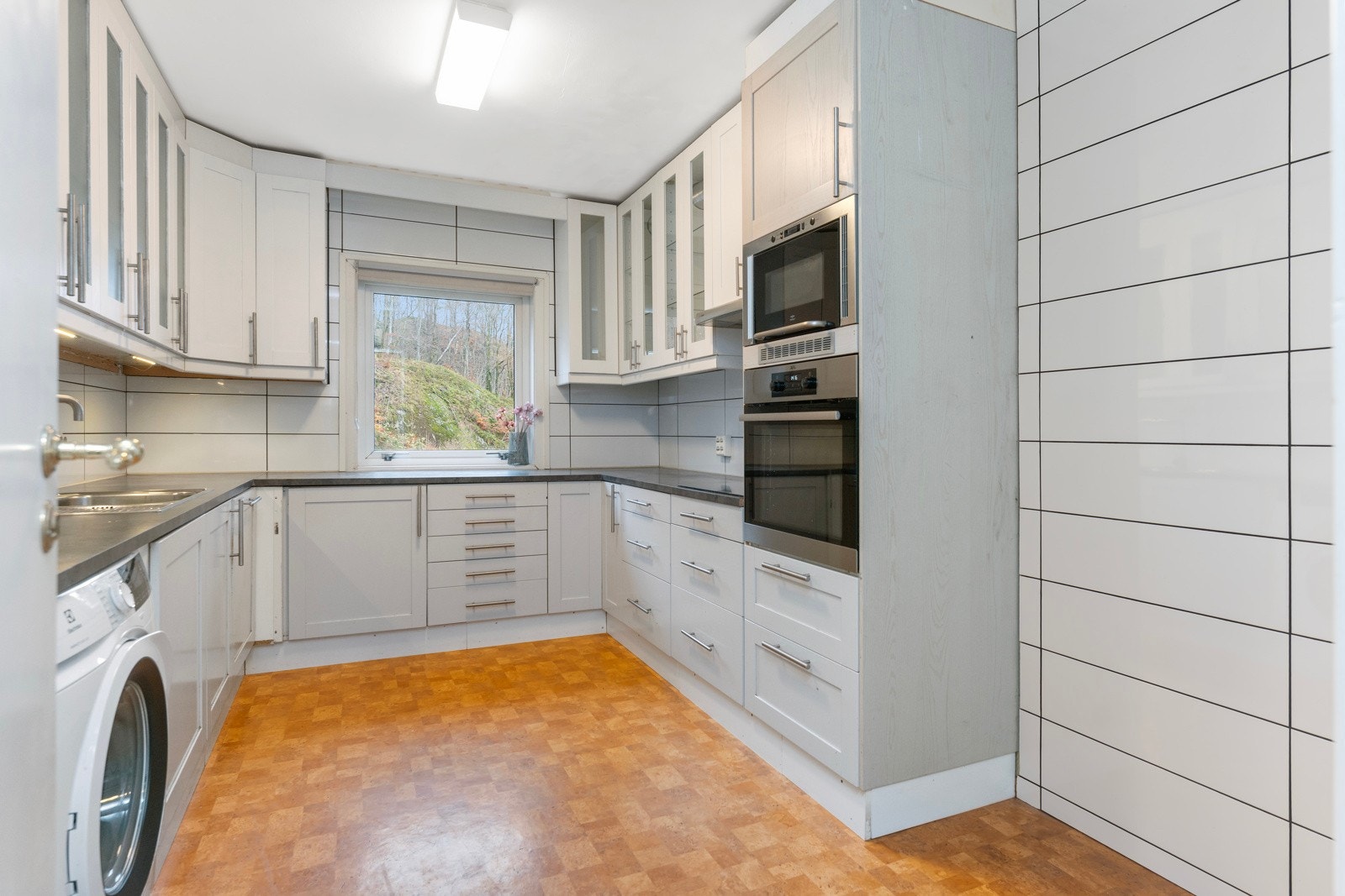 Fra det innholdsrike kjøkkenet er det vindu ut mot naturen og omgivelsene. Galleribilde