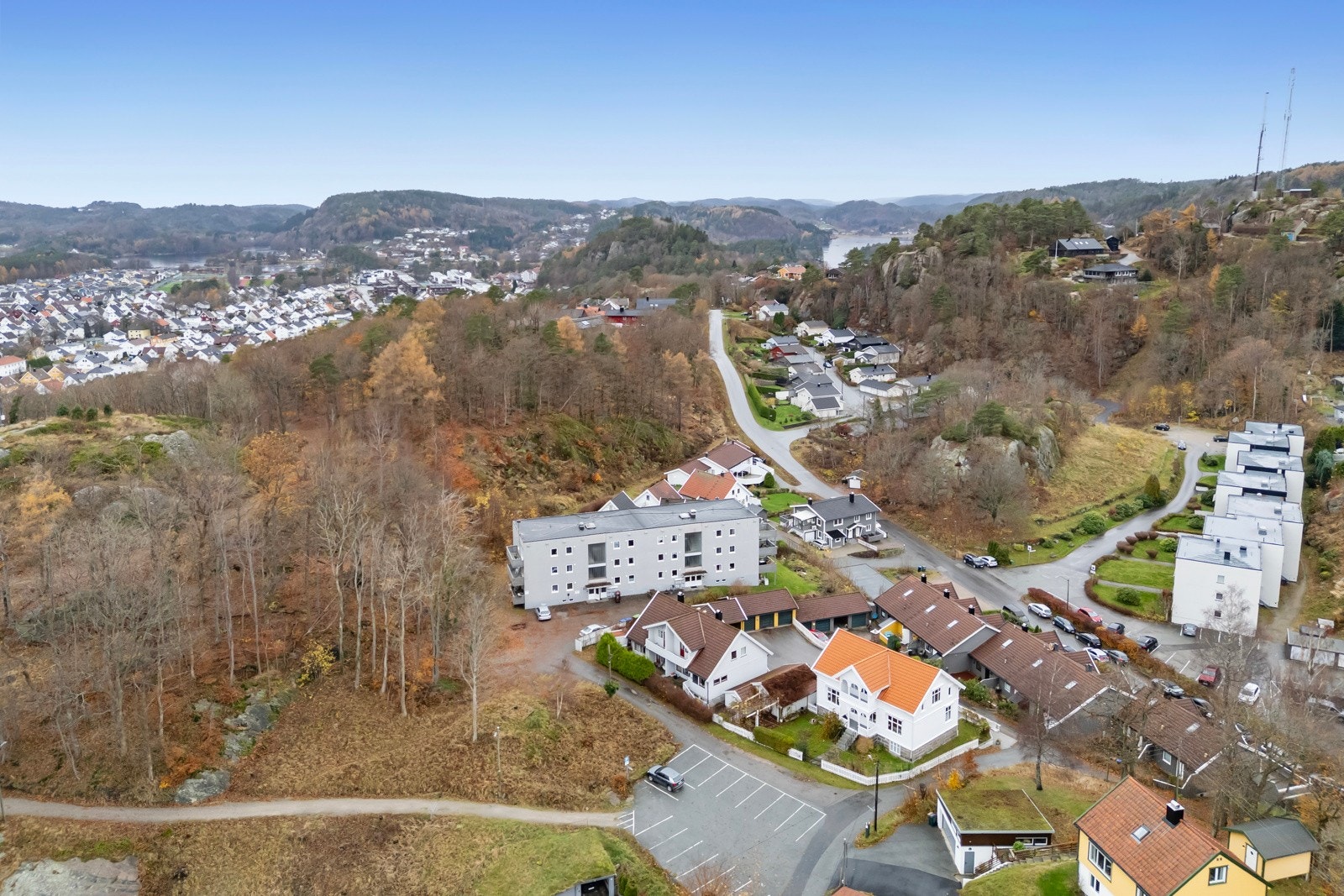 Boligblokken ligger rett ved friområdet Uranienborg med sti til utsiktspunkt og til Gågada i sentrum. Galleribilde