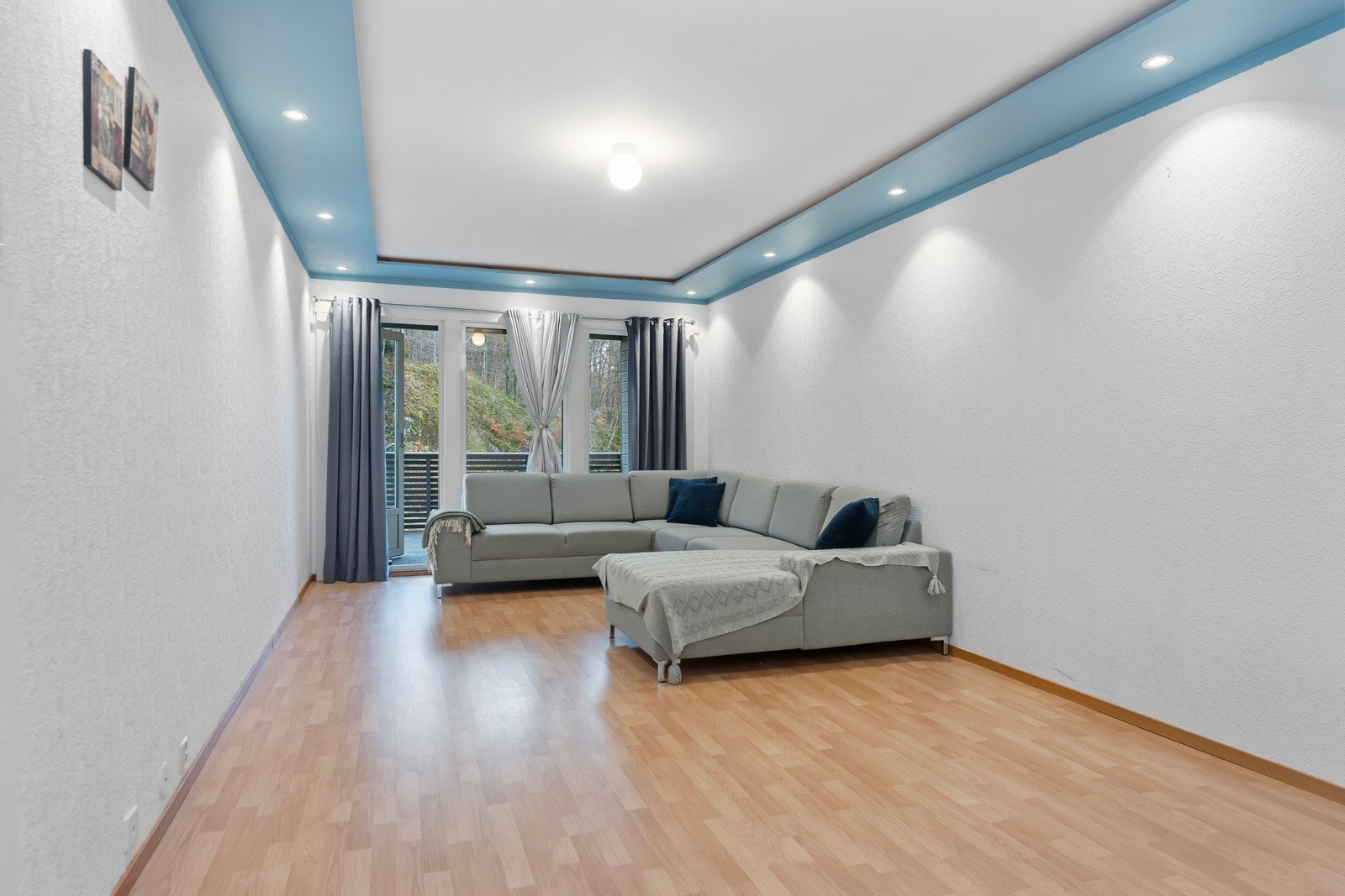 Stuen er lys og kan deles inn i flere sittesoner og har utgang til stor balkong. Galleribilde