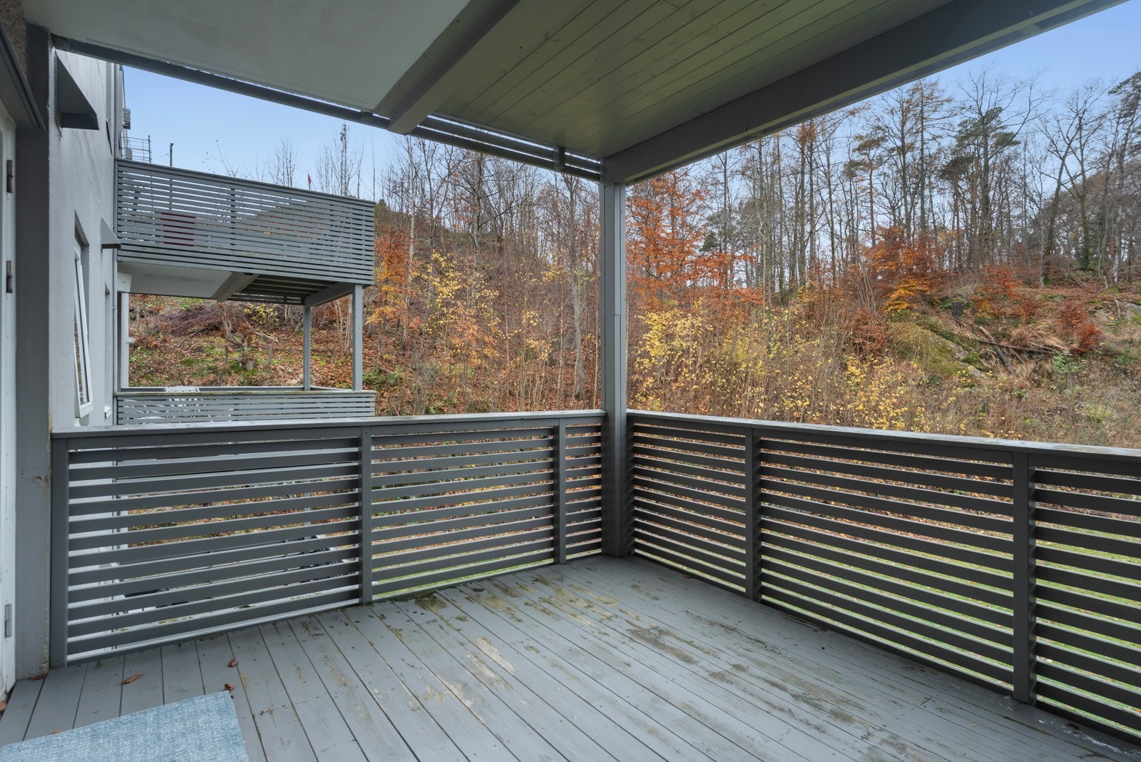 Balkongen er overbygd og romslig med gode solforhold. Galleribilde