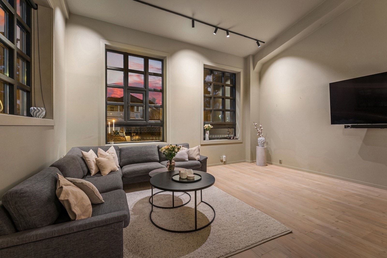 Legg merke til de industrielle vinduene som sikrer mengder med dagslys inn til allrommet. Galleribilde