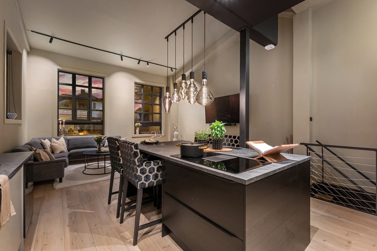 Fra entreen kommer man direkte inn til et romslig og sosialt allrom bestående av stue og kjøkken i åpen løsning. Galleribilde