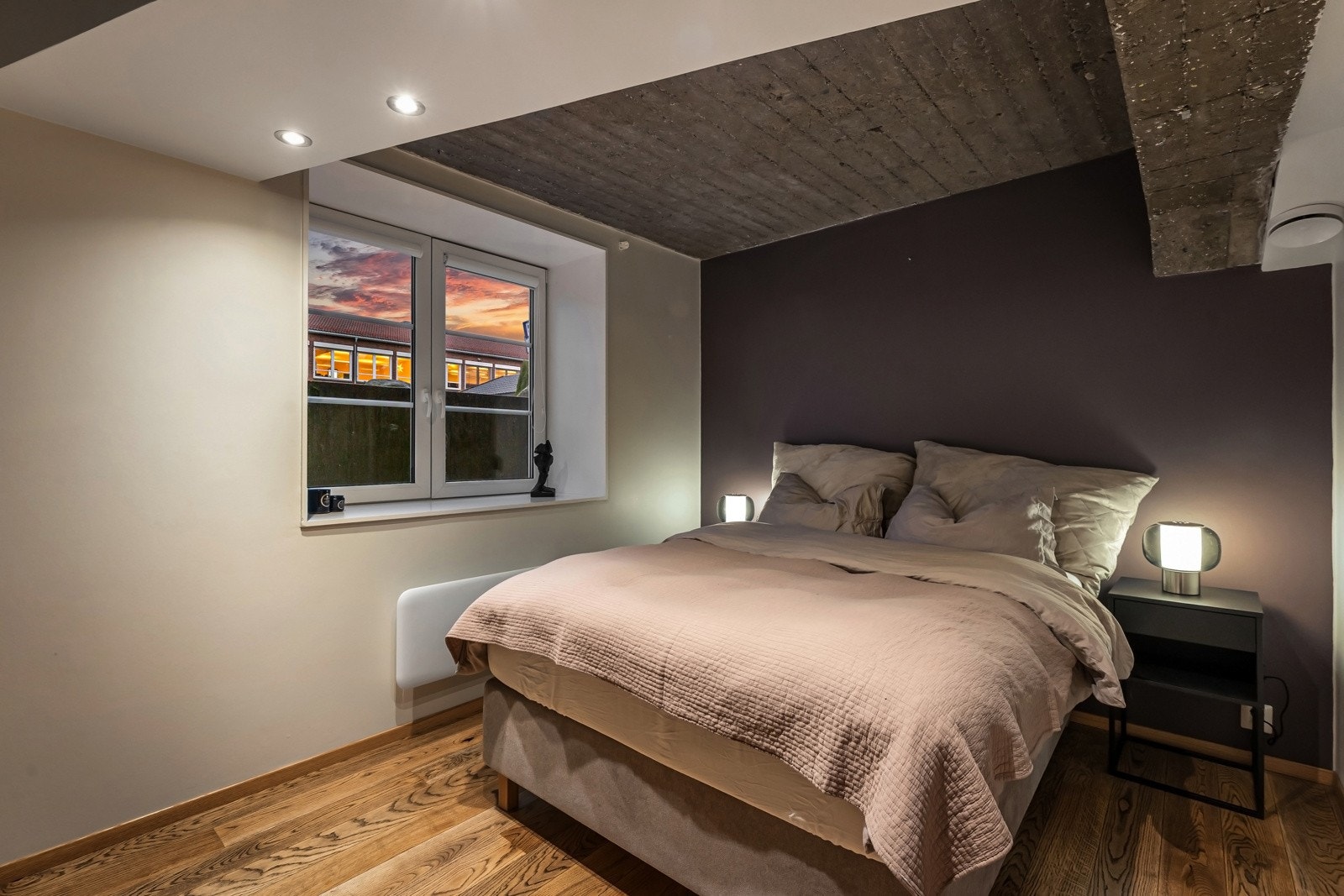 Nede ligger tre gode soverom, hvor det største soverommet har et tilhørende omkledningsrom. Galleribilde