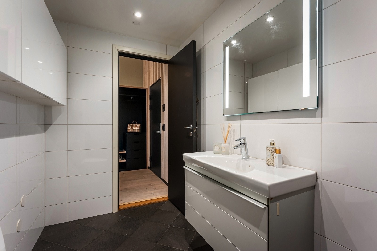 Komplett flislagt baderom med varme i gulvet. Galleribilde