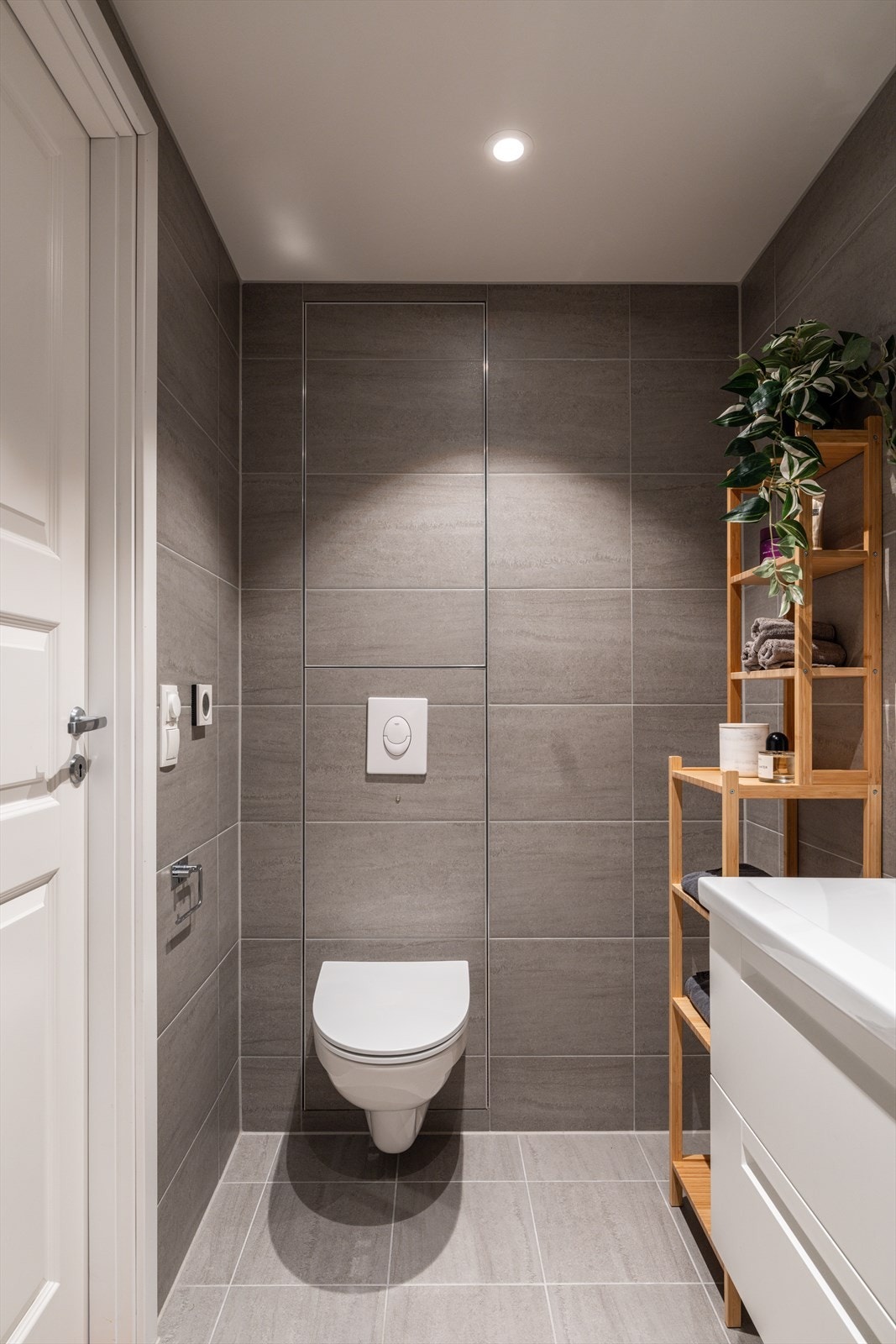 Det er plass til diverse oppbevaringsmøbler ved siden av servanten. Galleribilde